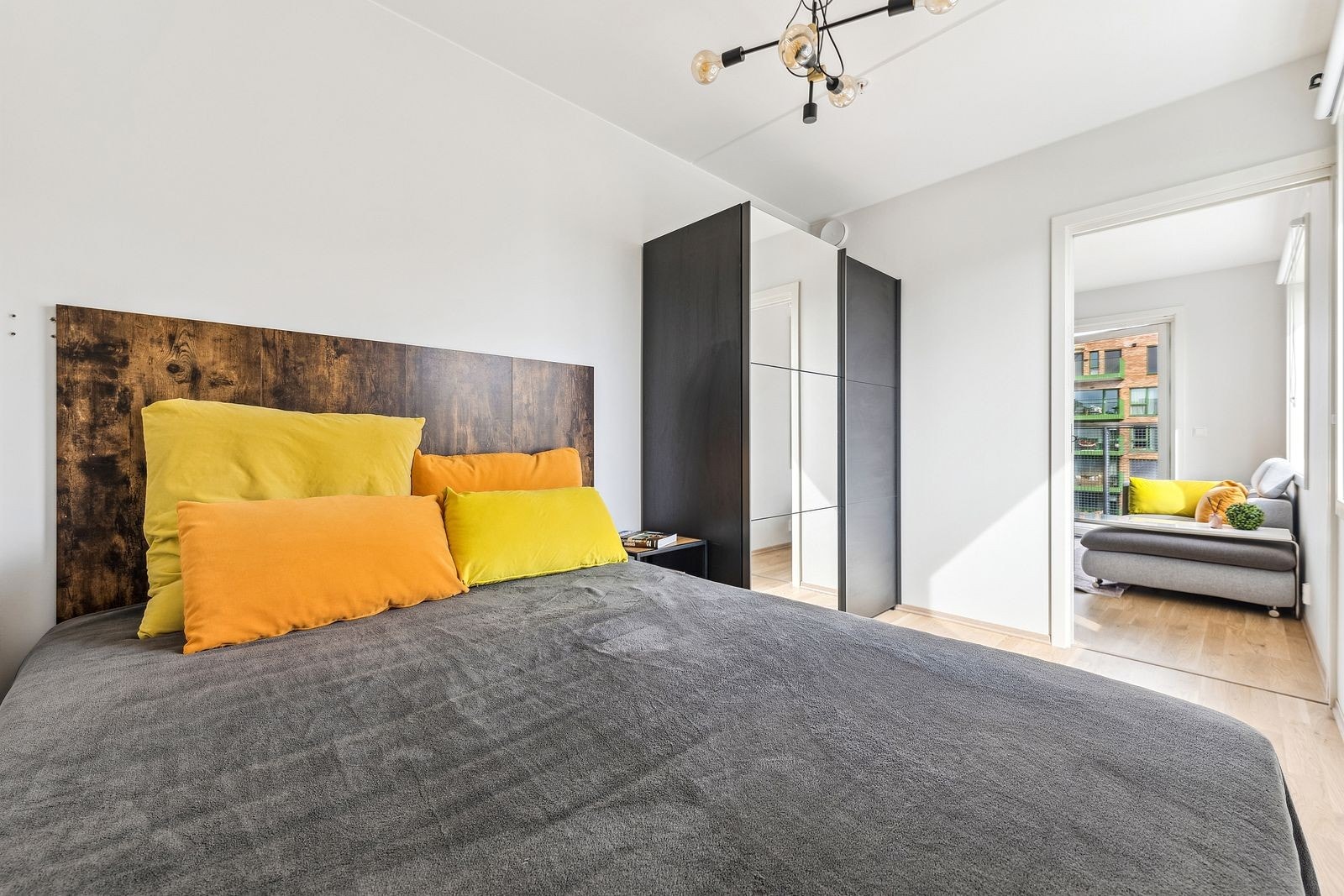 Soverom med romslig garderobeskap. Galleribilde