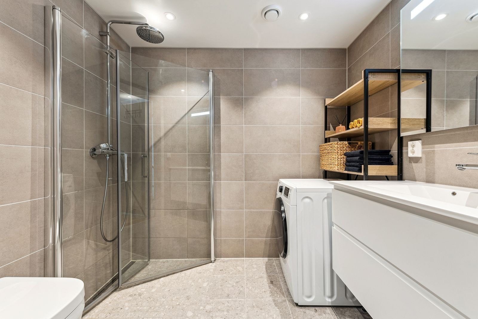 Pent flislagt bad med vaskemaskin. Vannbåren gulvvarme. Galleribilde