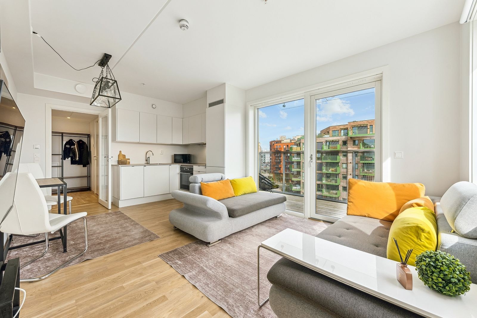 Lys og pen stue med utgang til balkong. Galleribilde