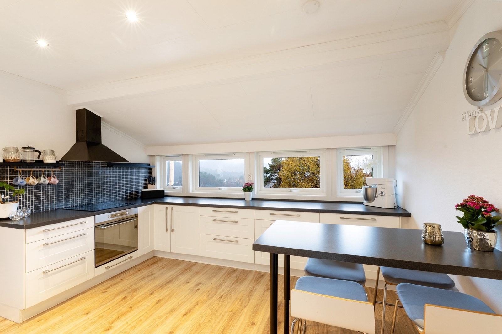 Romslig kjøkken med mye skap- og benkeplass Galleribilde