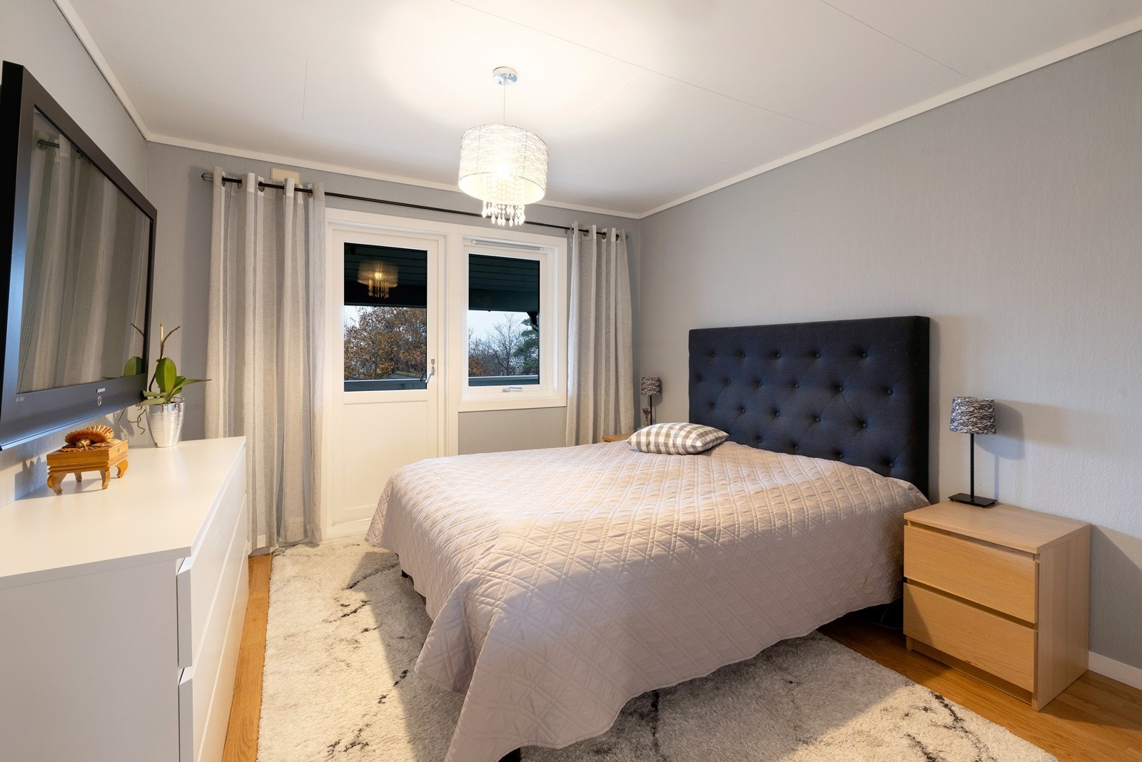 Hovedsoverom 2.etg. med god plass til dobbeltseng Galleribilde