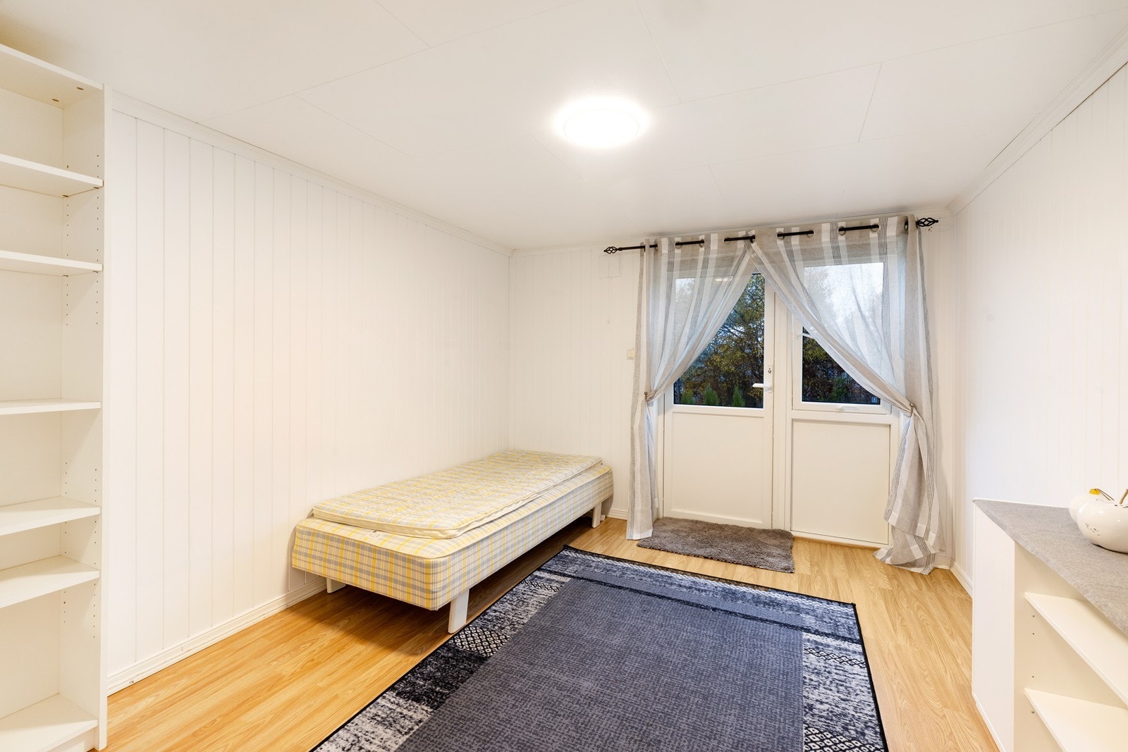 Soverom 1. i 1.etg. God plass til dobbeltseng. Galleribilde