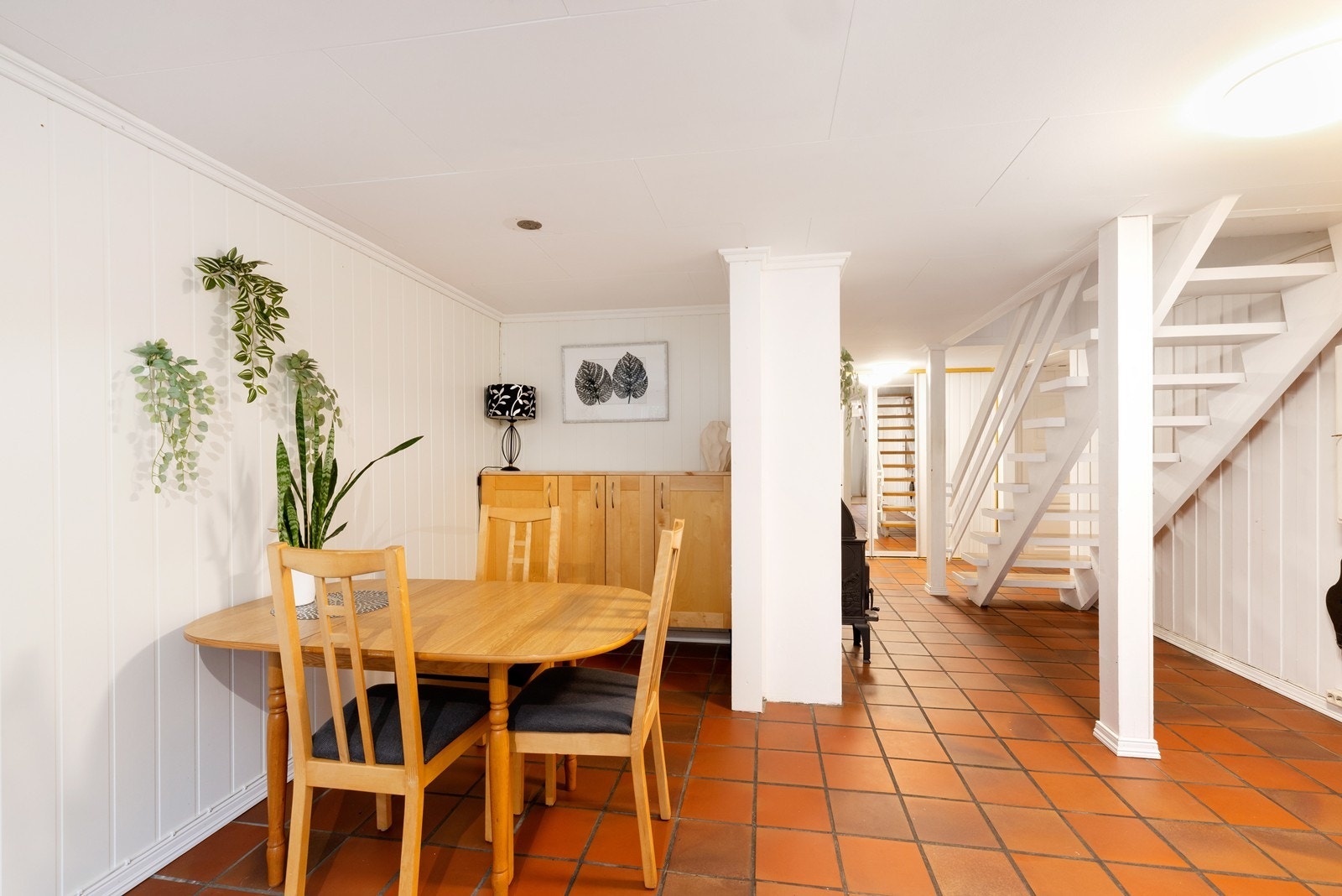 Tv-stue sett mot trappegang Galleribilde