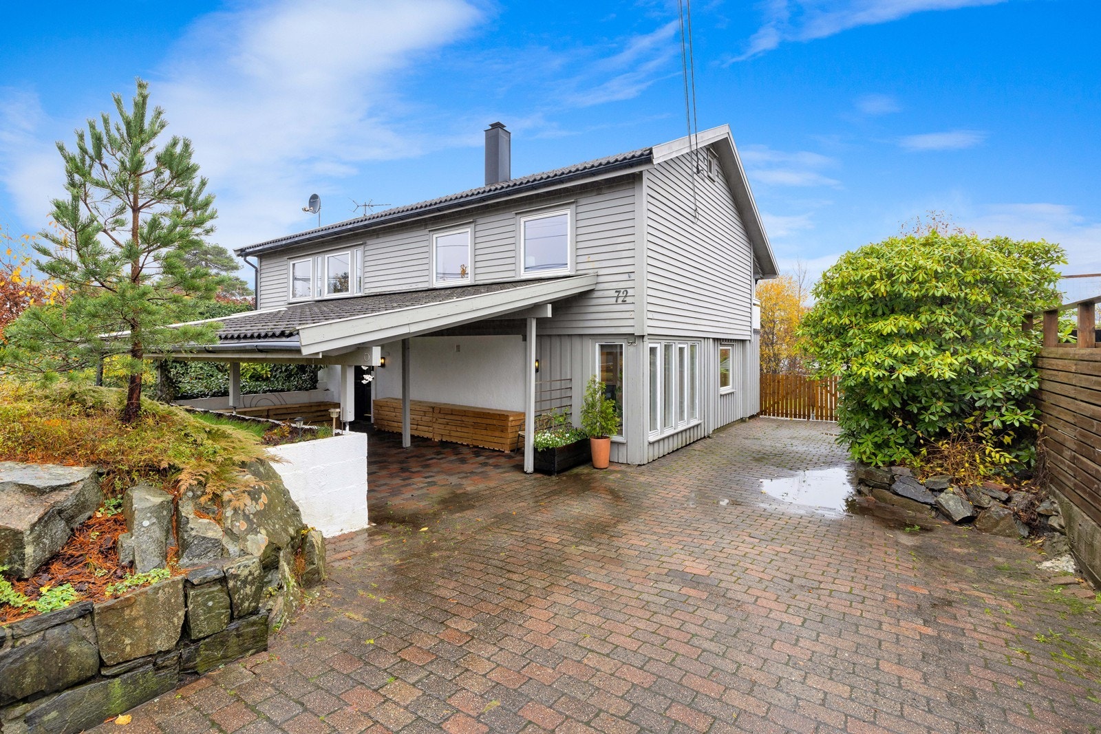 Fasade. Carport og flere biloppstillingsplasser. Galleribilde