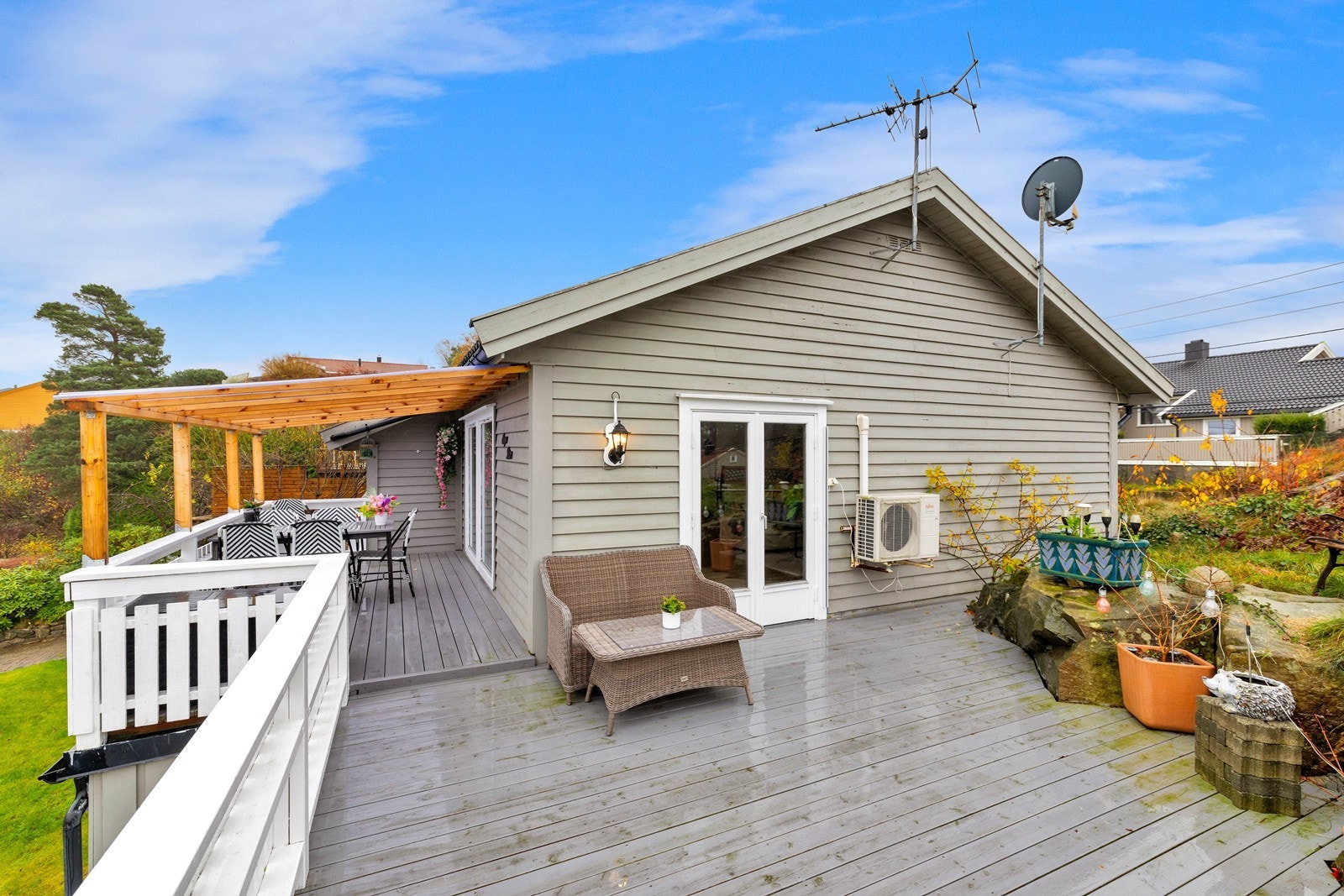 Terrasse med god plass til utemøbler Galleribilde