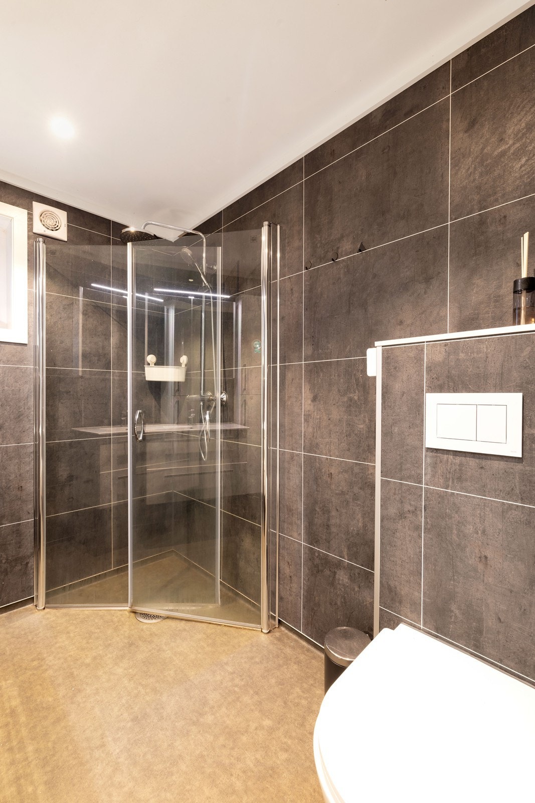 Bad med belegg på gulv Galleribilde