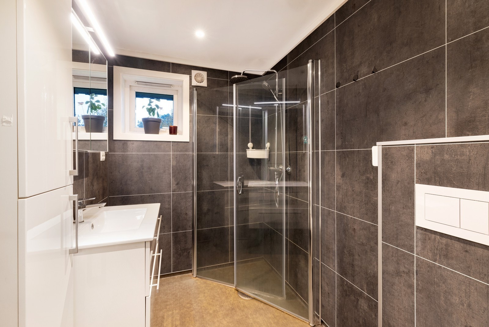 Bad nr. 2 med servant, dusjhjørne og vegghengt wc Galleribilde