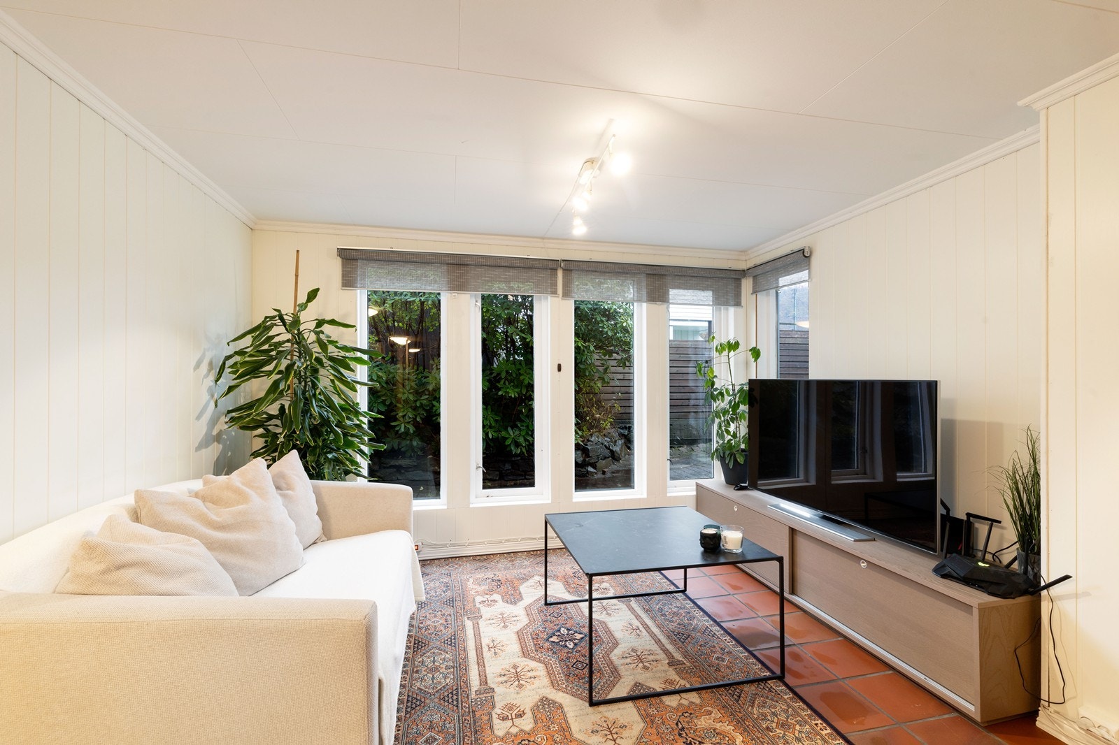 Tv-stue i 1.etg. med god plass til sofagruppe Galleribilde