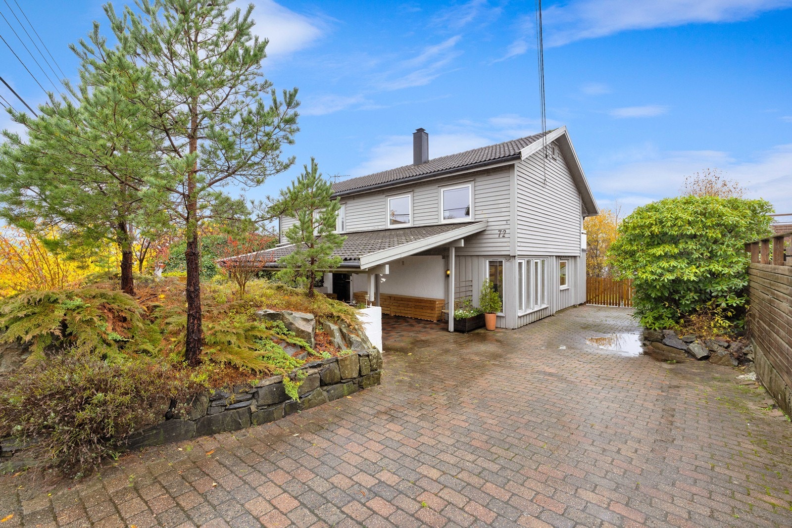 Fin enebolig på solrik tomt Galleribilde