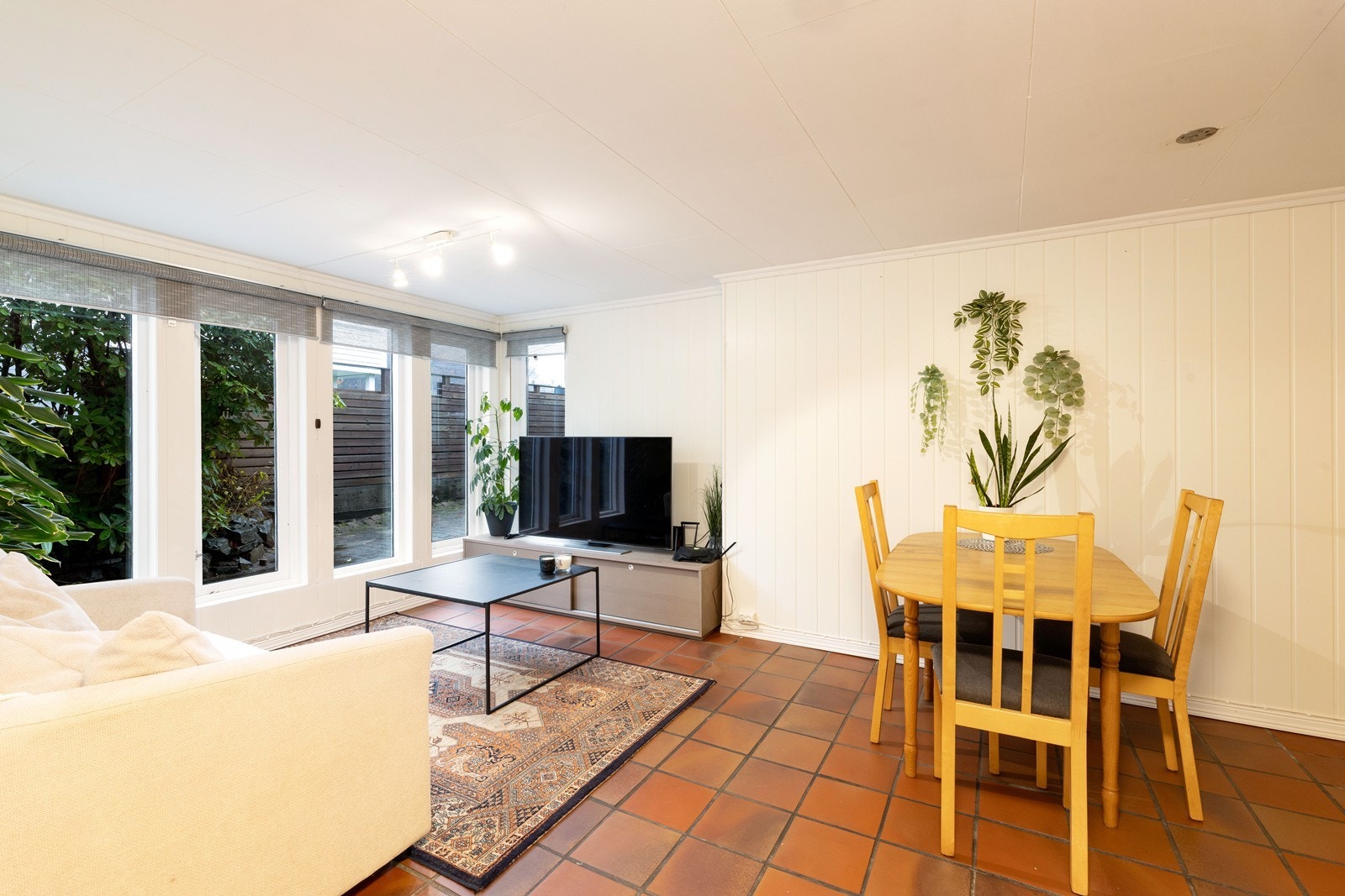 Flislagt tv-stue Galleribilde