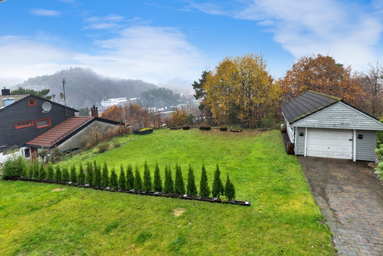 Tilhørende stor solrik hage, samt garasje Galleribilde