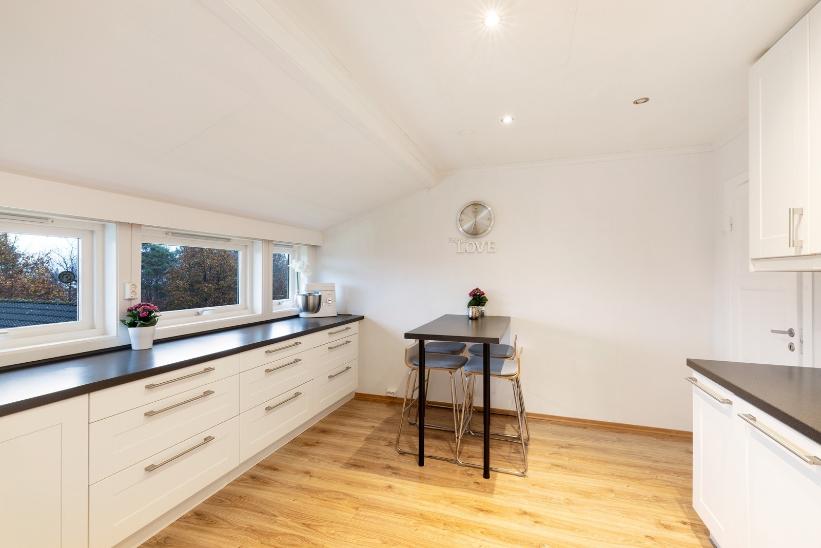 Plass til spisebord på kjøkken Galleribilde