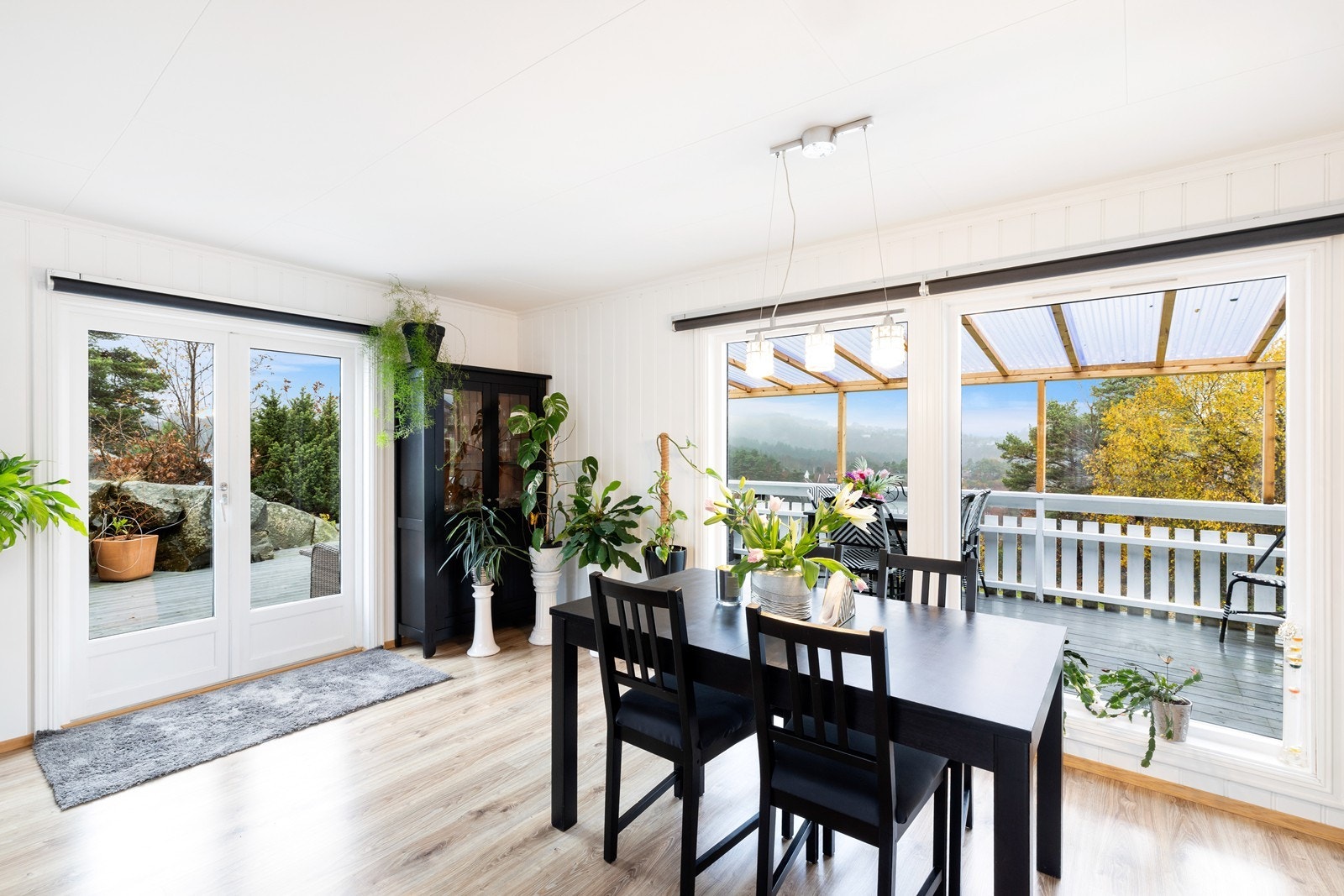 Utgang til solrike uteplasser fra stue Galleribilde