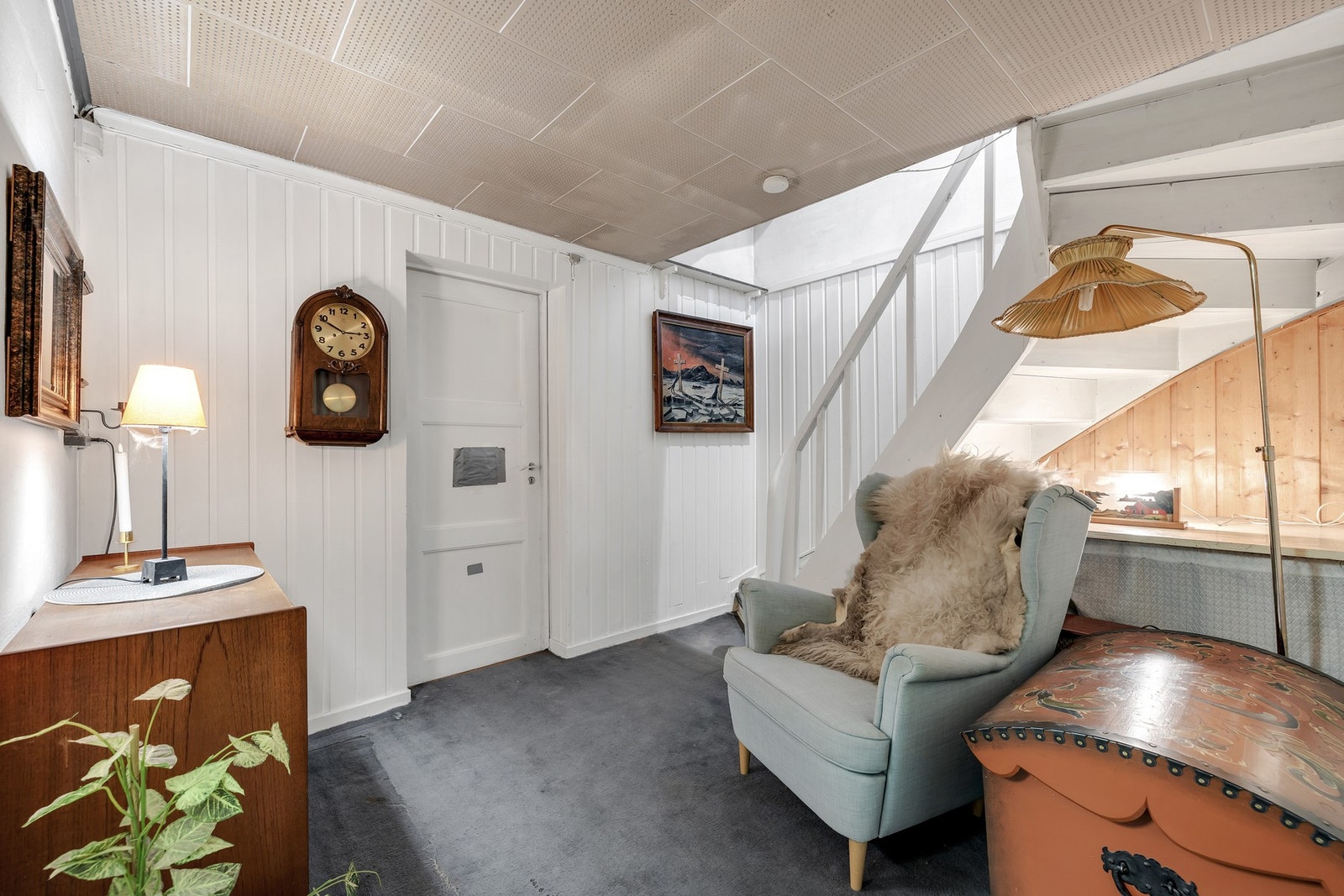 Nede i kjelleretasjen er det vaskerom, kjellerstue og god oppbevaringsplass i to boder. Galleribilde