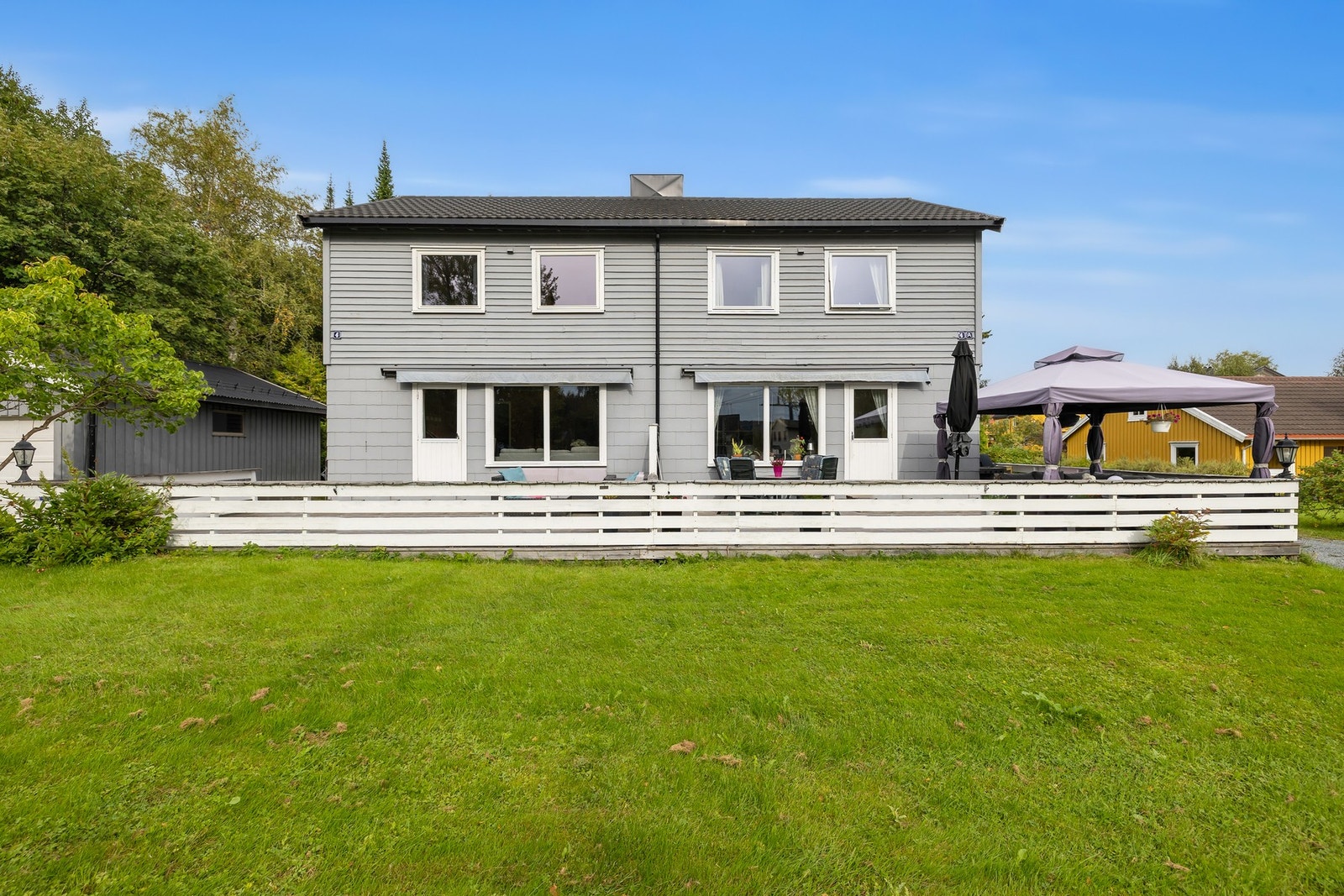 En vertikaldelt halvpart av tomannsbolig med stor hage, solrik uteplass og sentral beliggenhet på Hallset. Galleribilde