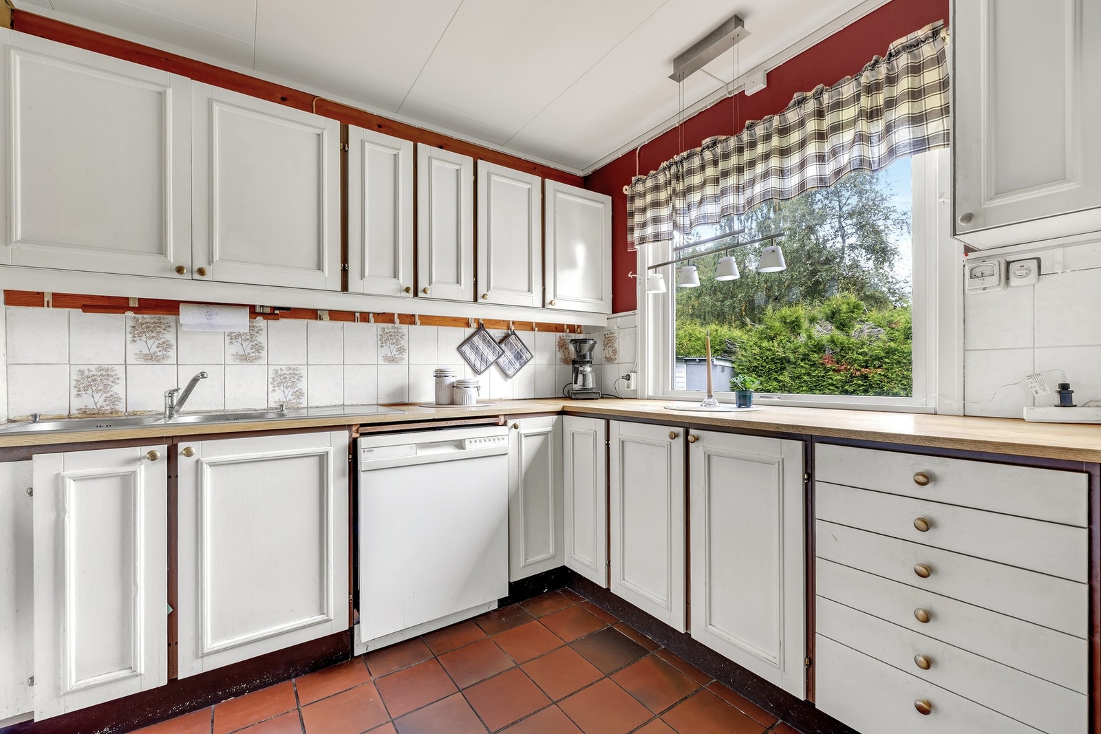 Romslig kjøkken på 9,5 kvm. Galleribilde