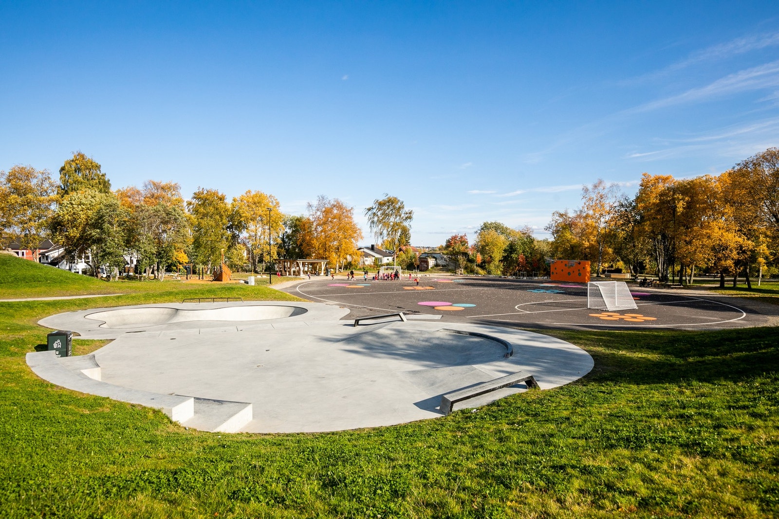 I parken i Skjermveien er det anlegg for ballspill som blir isbane på vinteren, en egen skotthyllbane, sykkelløype, ballvegg og ei løype for diskgolf. Galleribilde