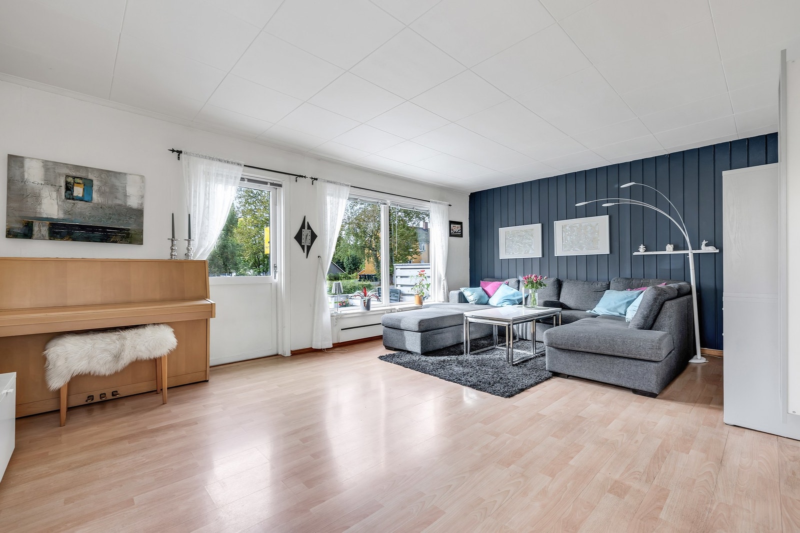 Romslig stue på 24 kvm med god plass til å møblere i flere soner. Galleribilde