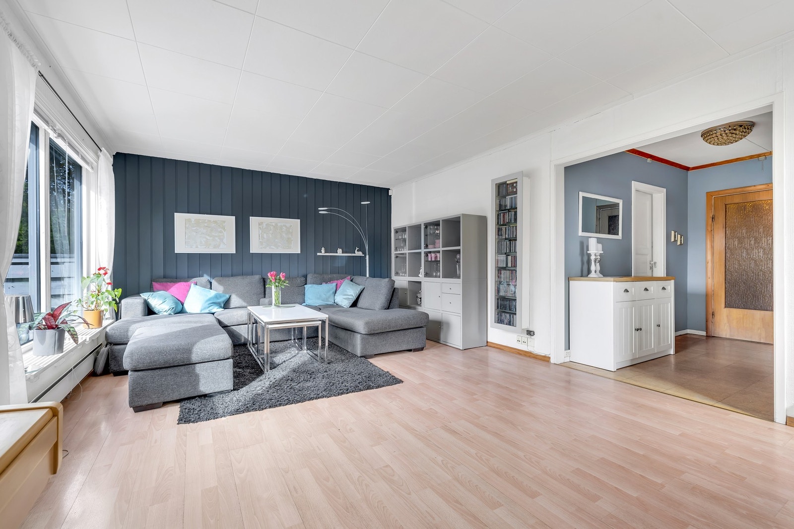 Stuen har store vindusflater som gir rikelig med naturlig lysinnslipp, samt direkte utgang til terrasse. Galleribilde