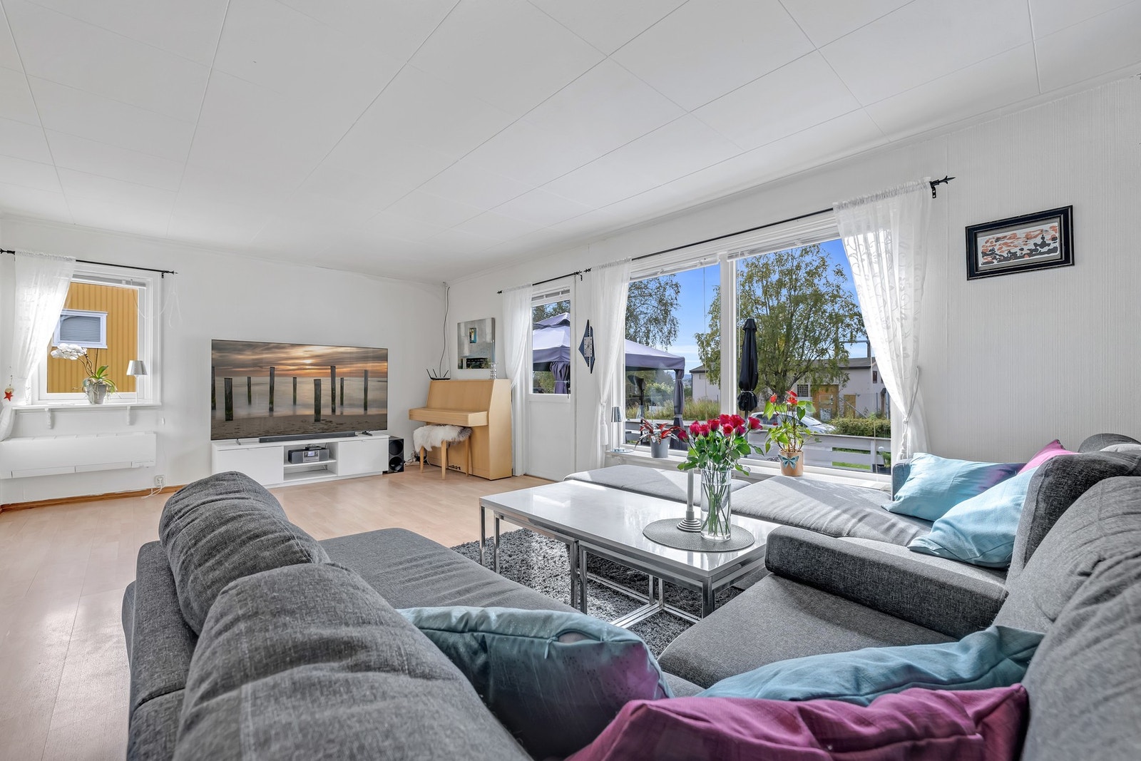 Boligen har lun og effektiv oppvarming via varmepumpe på stuen. Galleribilde