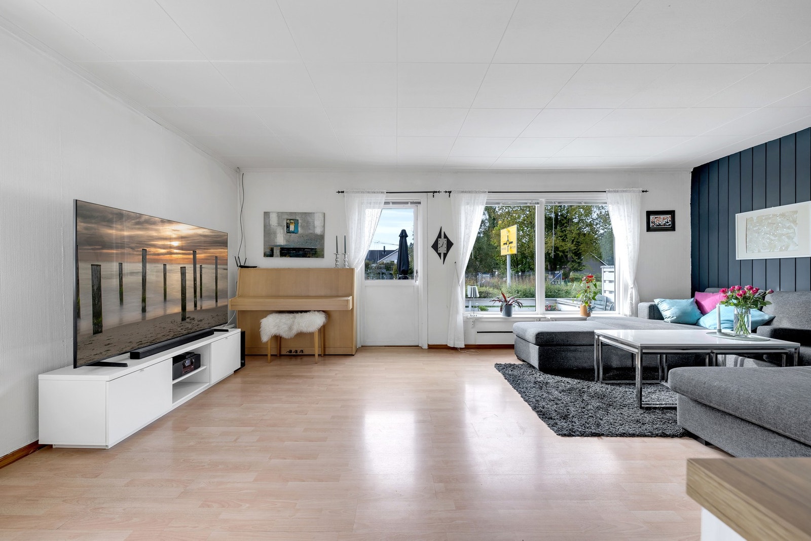 Romslig stue på 24 kvm med god plass til å møblere i flere soner. Galleribilde