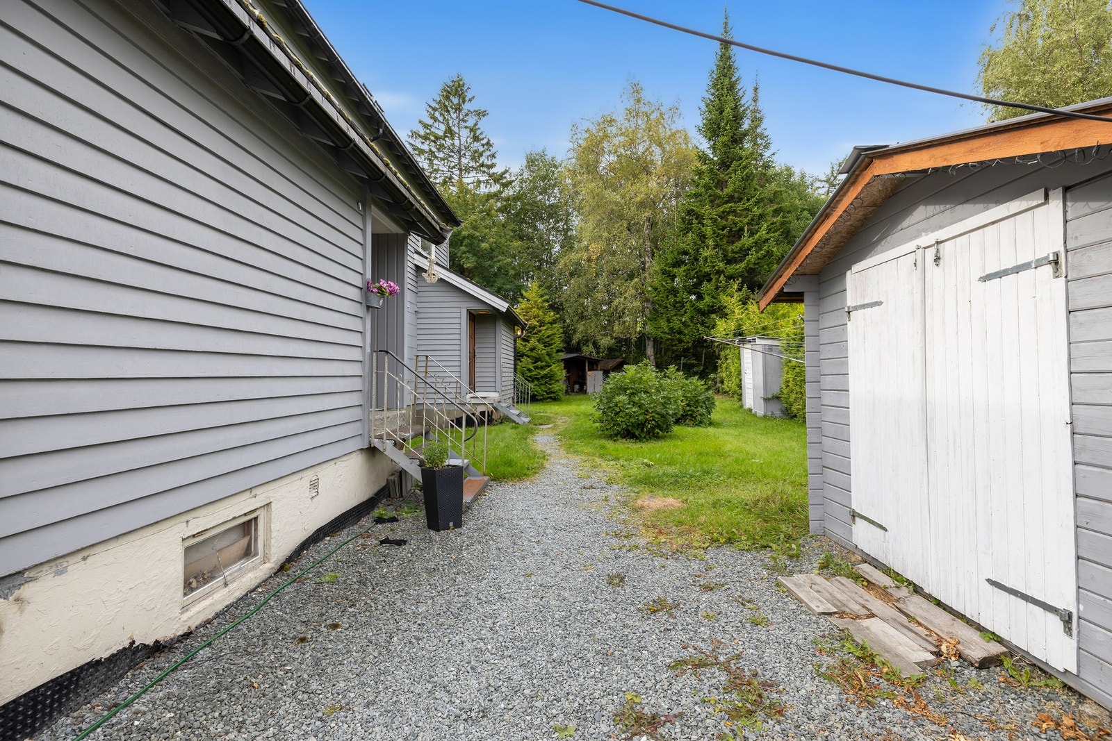 Det er en skjermet hage og utebod med oppbevaringsplass på baksiden av boligen. Galleribilde