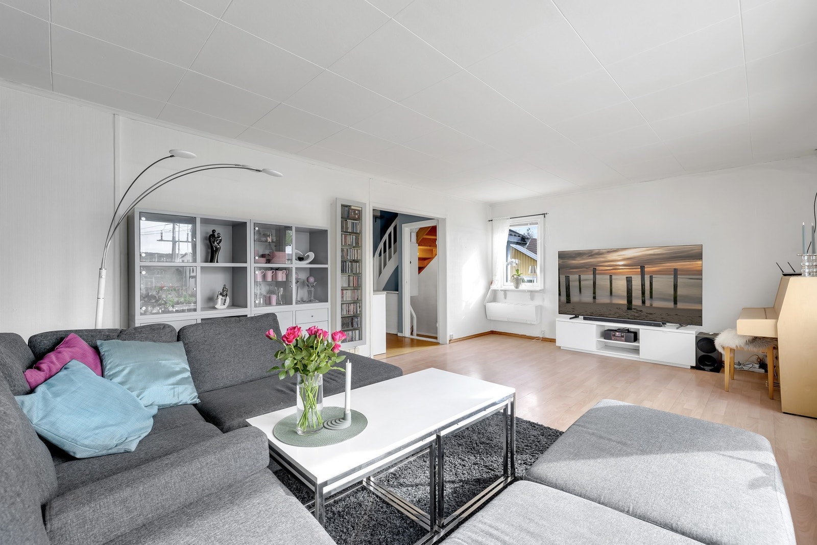 Boligen har lun og effektiv oppvarming via varmepumpe på stuen. Galleribilde