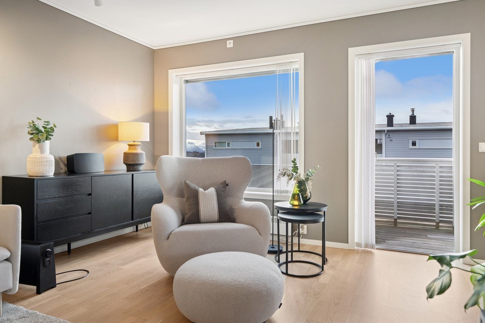 Store vindusflater som lar dagslyset flyte fritt. Utgang til terrasse. Galleribilde