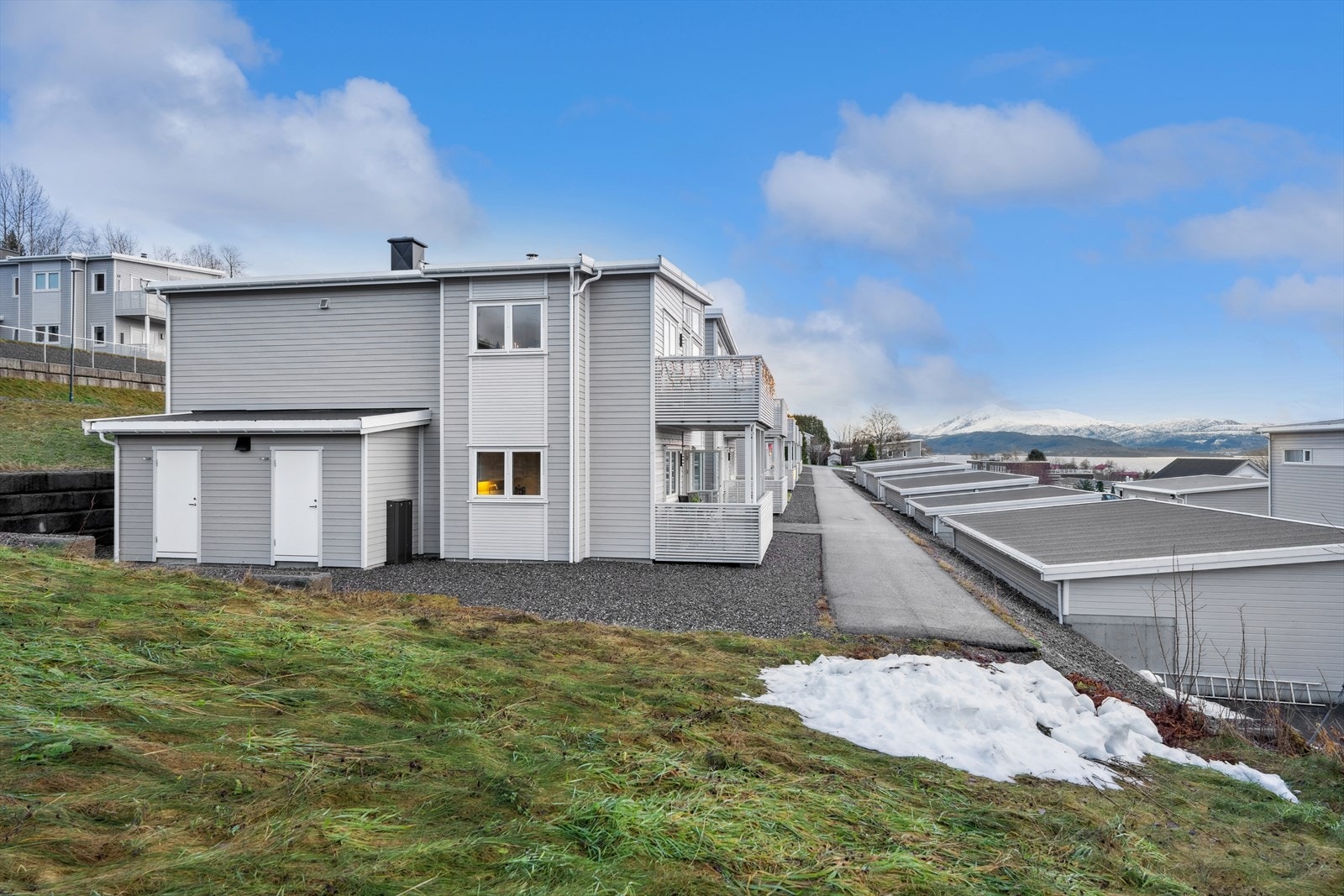 Unik beliggenhet på enden, vestvendt og skjermet for maksimal komfort. Seksjonen disponerer en utvendig sportsbod på ca. 5 kvm. Boden ligger på vestsiden av leiligheten. Galleribilde