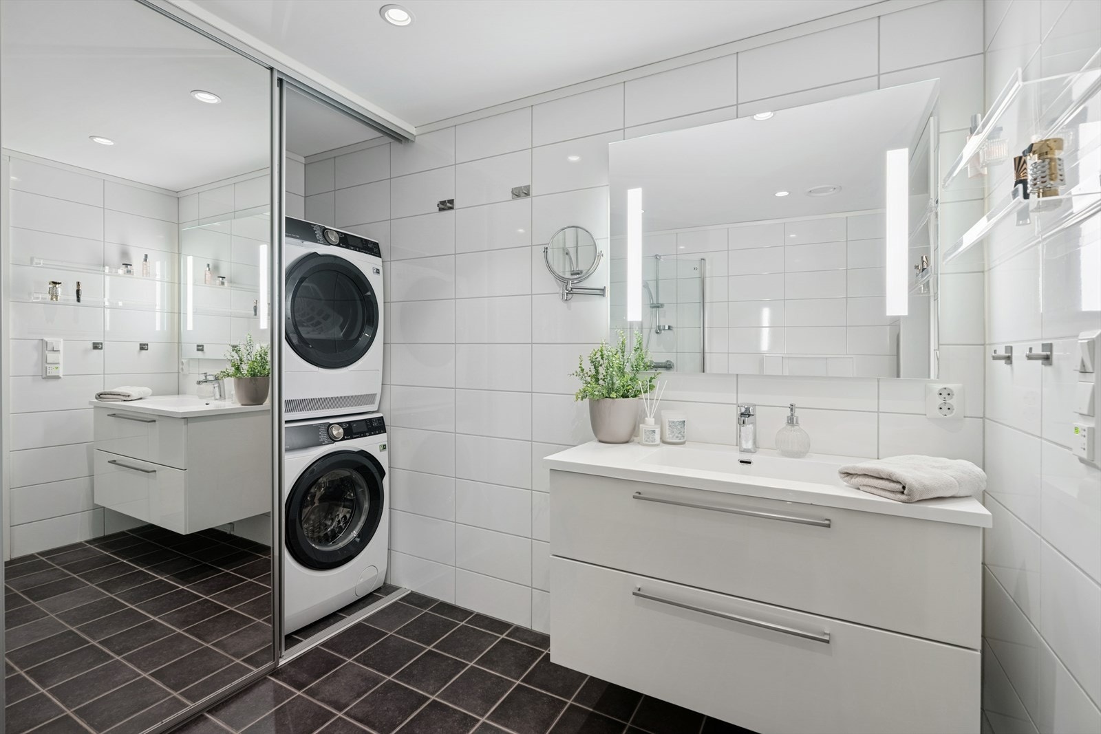 Rommet har avtrekk via balansert ventilasjon, med tilluft tilført gjennom spalten under døren. Et godt sted å starte dagen! Galleribilde