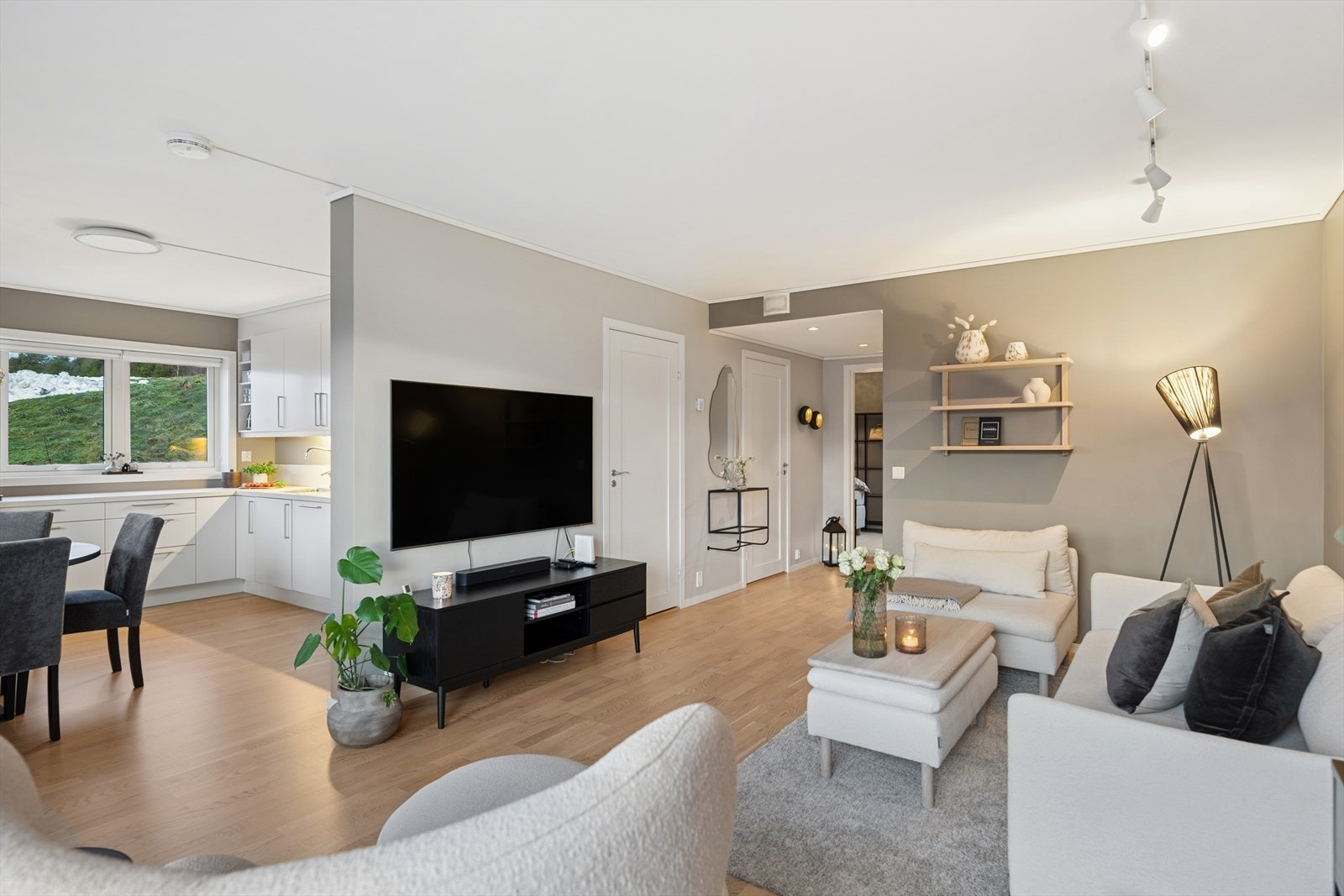 Stuen og kjøkkenet er innredet med moderne farger som skaper en innbydende og harmonisk atmosfære. Galleribilde