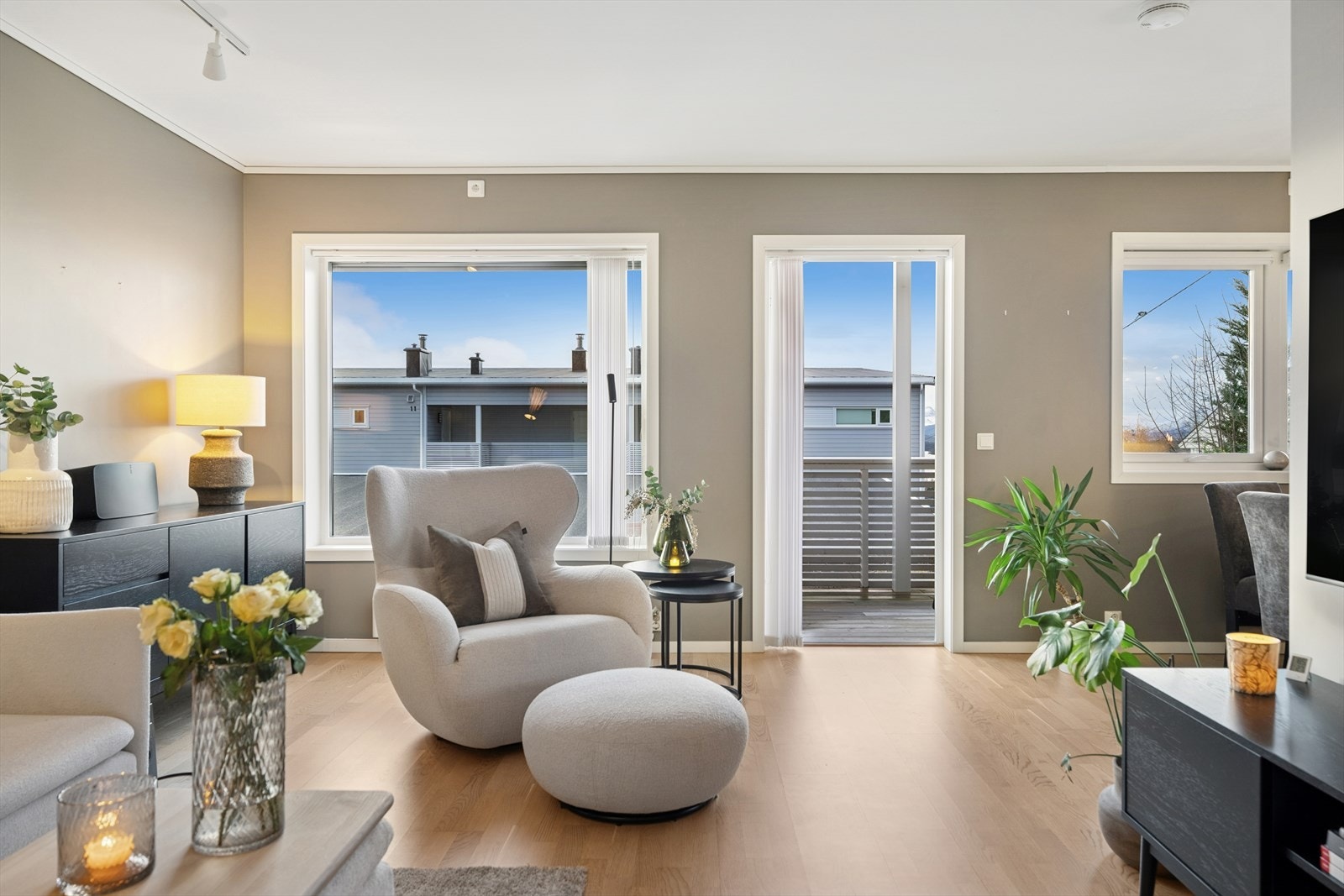 Lys og romslig stue med gode innredningsmuligheter til sofagruppe og tv-møblement. Galleribilde