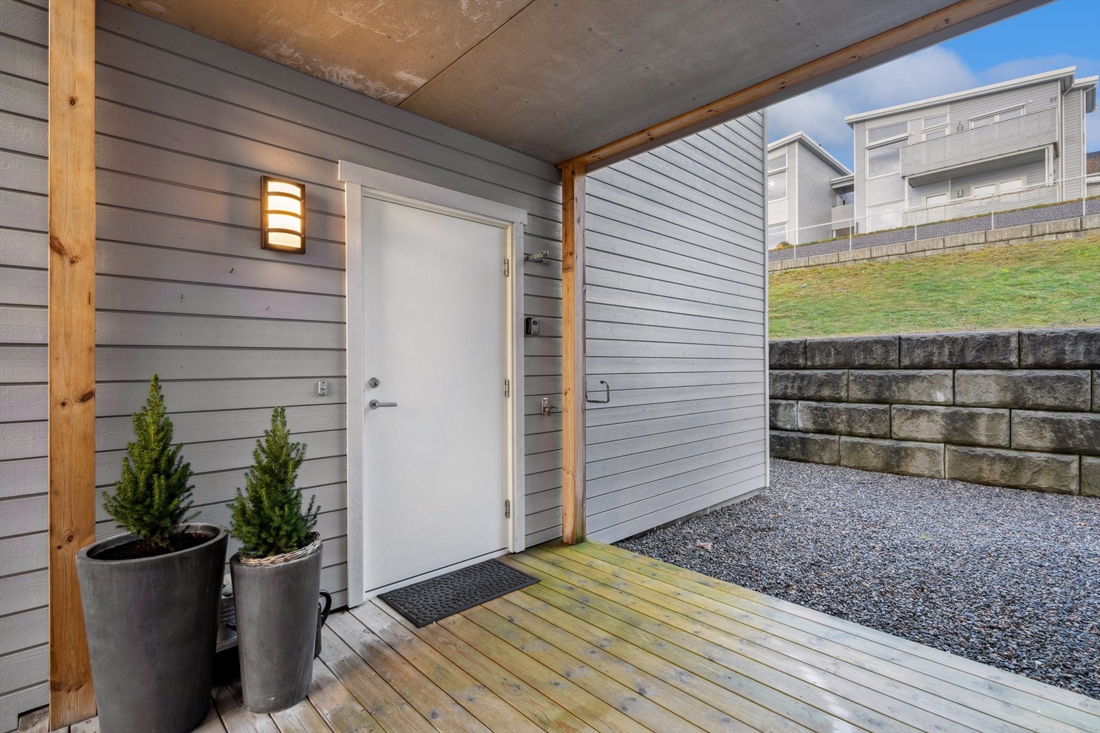 Pent og velstelt inngangsparti - Unik beliggenhet på enden, vestvendt og skjermet - med ekstra lys og privat preg! Galleribilde