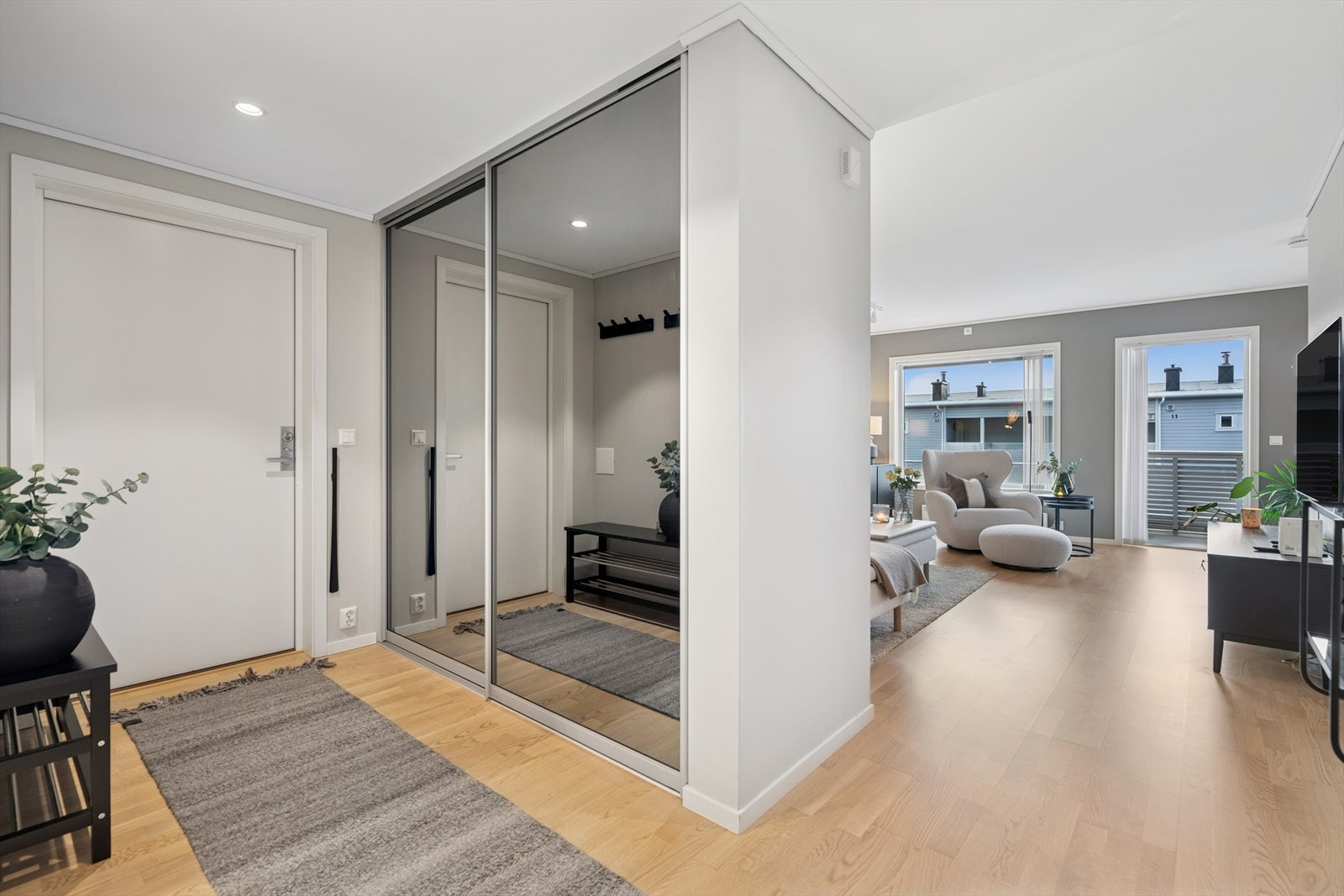 Trivelig og luftig gang, god plass til å henge fra seg ytterklær i garderobeskap med speildører. Galleribilde