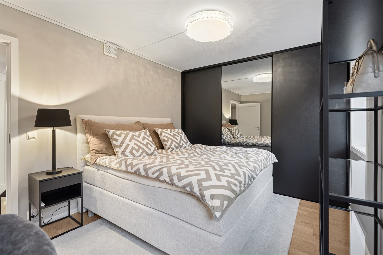 Leiligheten har 2 soverom av god størrelse. Garderobe med skyvedørsfronter fra HTH ble montert på begge soverommene i 2023. Galleribilde