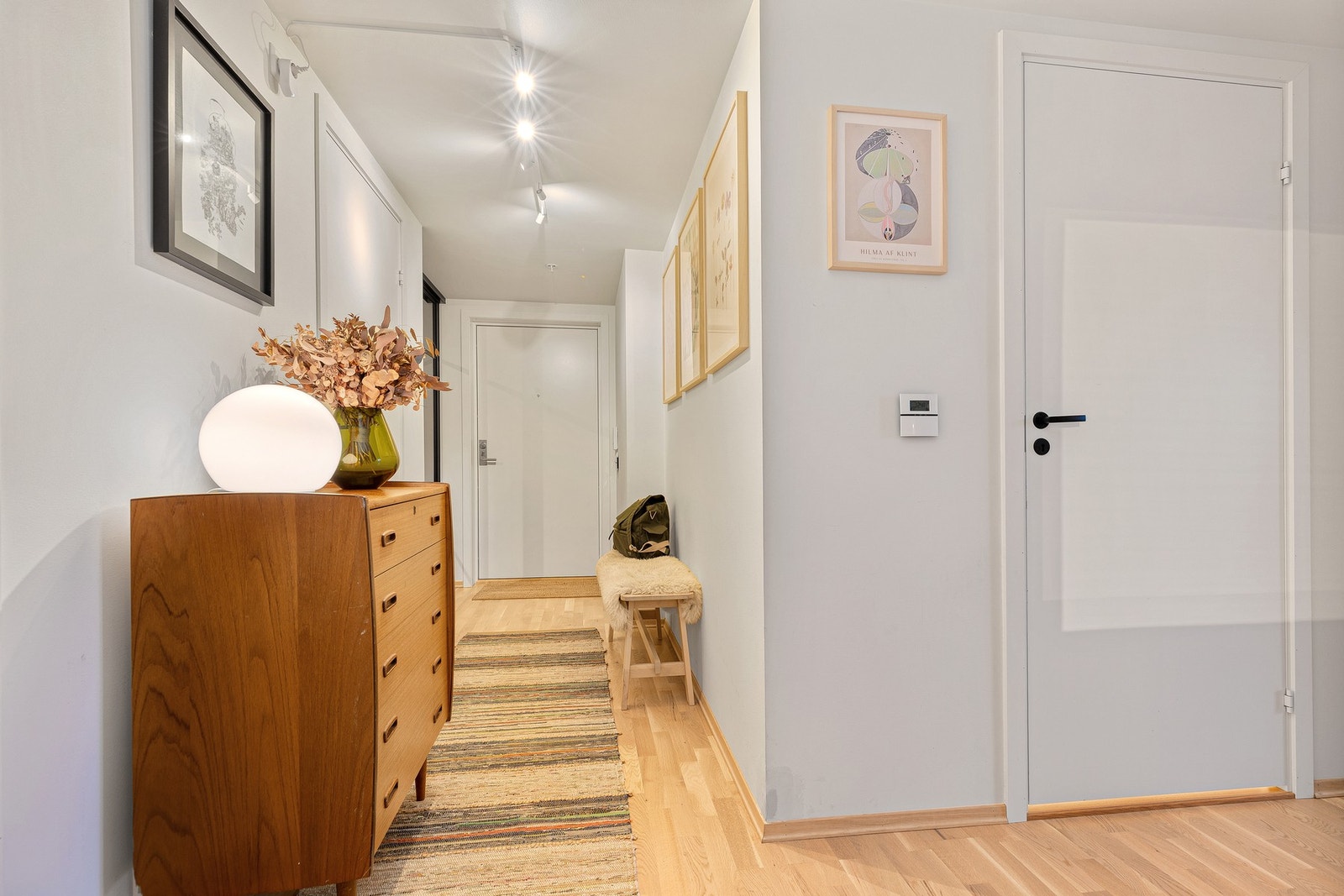 Romslig og praktisk gang binder leilighetens rom sammen. Galleribilde