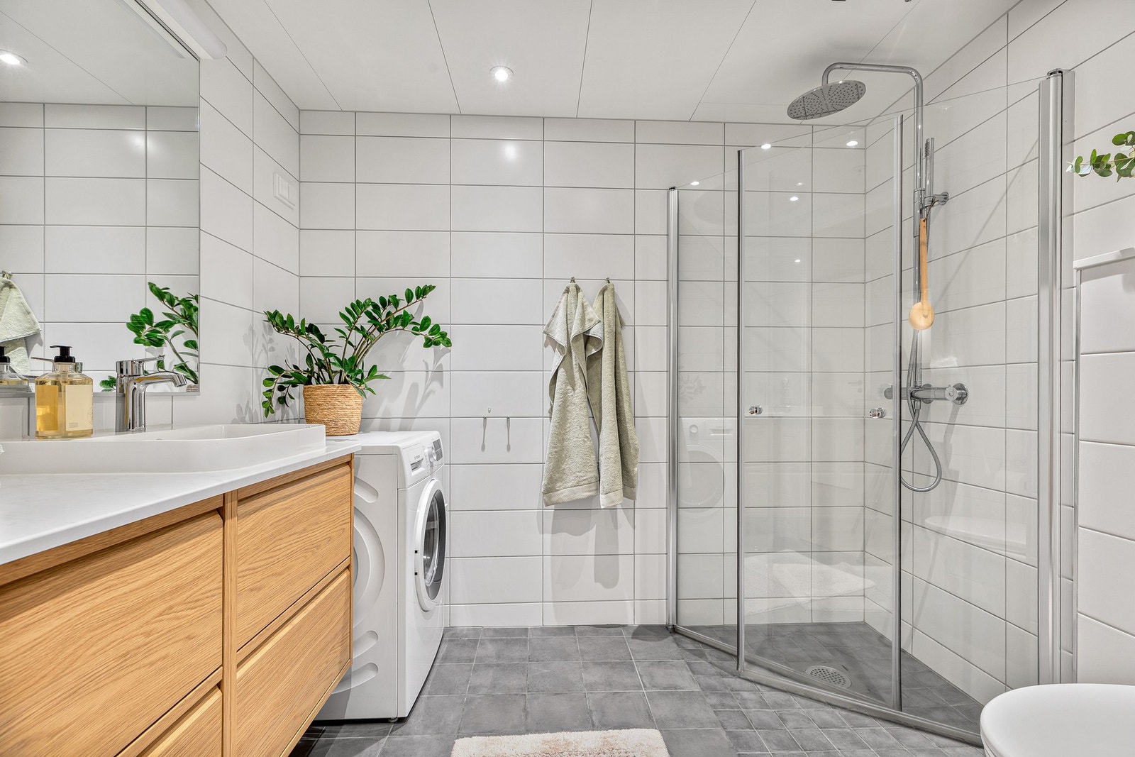 Delikat flislagt bad fra byggeår - ny servantskap i 2024 og vannbåren varme Galleribilde