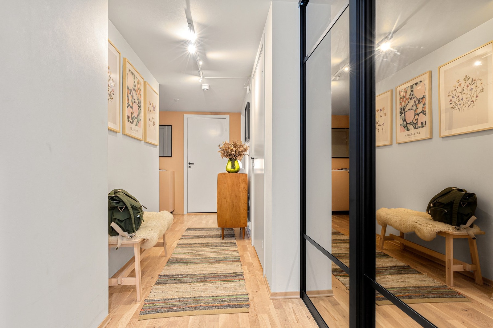 Velkommen inn - romslig entré med skyvedørsgarderobe og god plass til yttertøy. Galleribilde