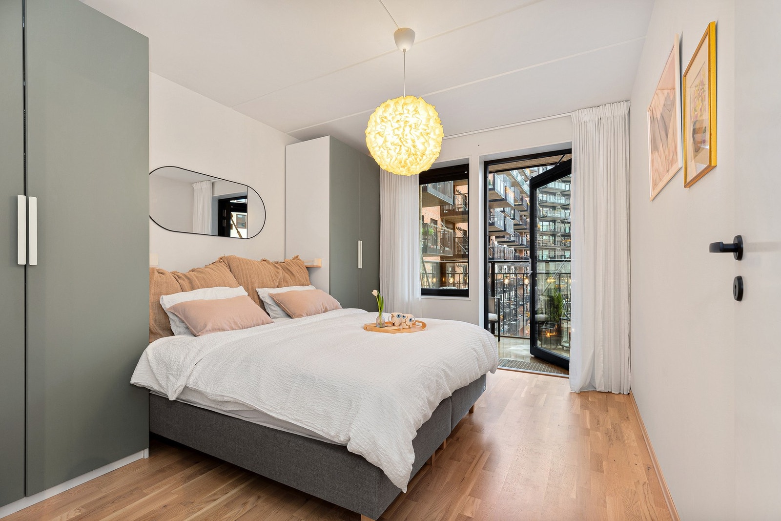 Romslig hovedsoverom med utgang til egen 5 m² balkong og morgensol Galleribilde