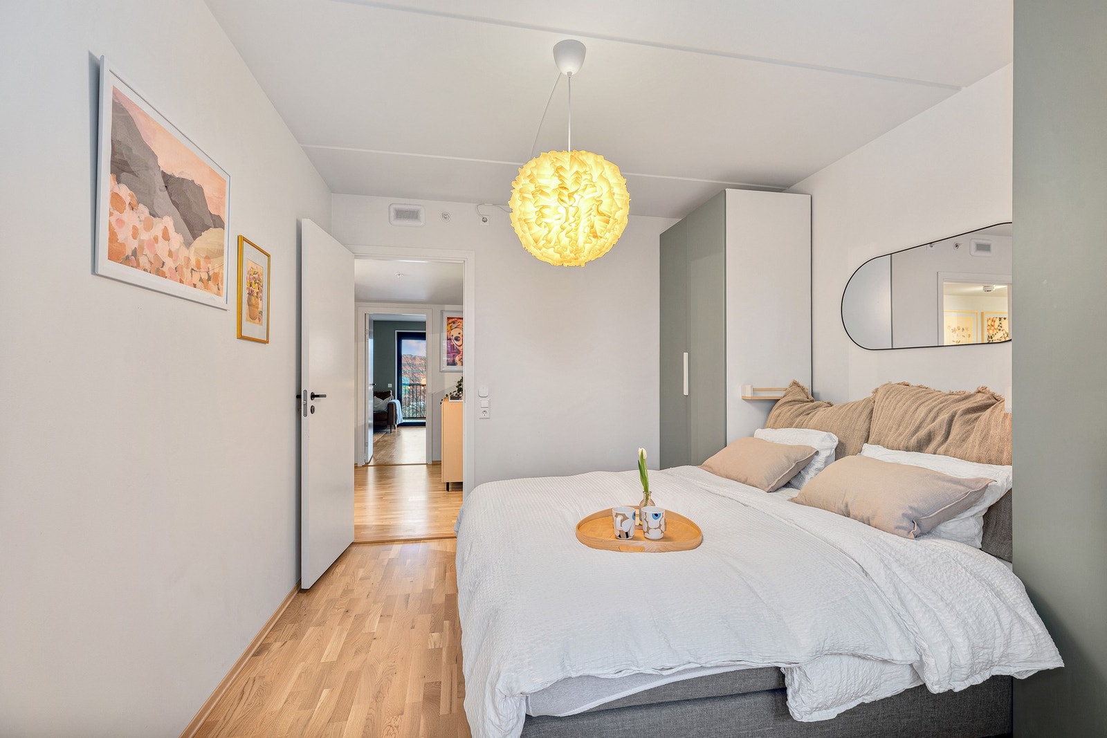 Plass til dobbeltseng og to Pax-garderobeskap - her sover du godt Galleribilde