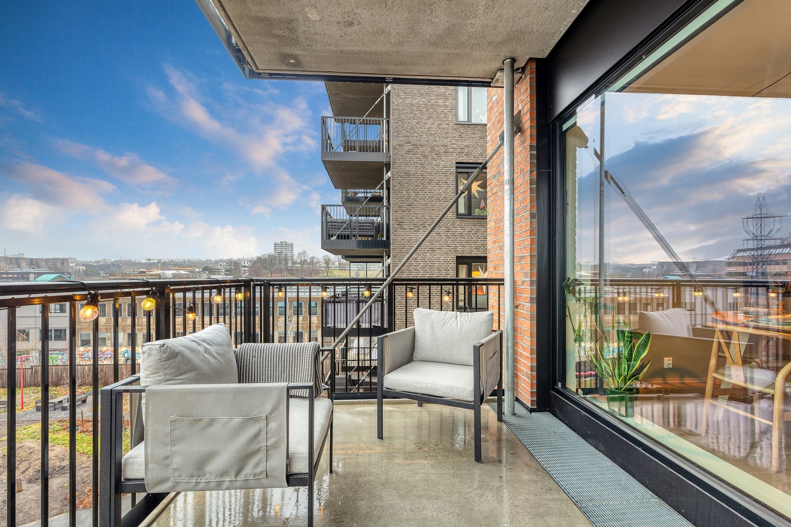 Plass til spisegruppe, grill og lounge - din nye favorittplass hele sommeren Galleribilde