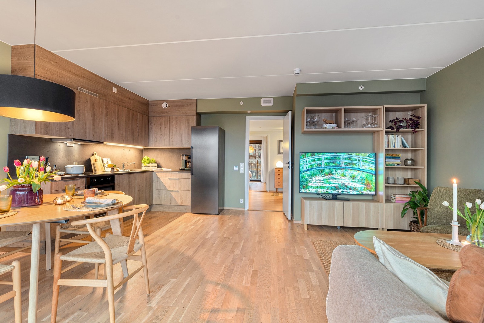 Luftig og sosial planløsning - perfekt for både hverdags og fest. Balansert ventilasjon og deilig gulvvarme i hele rommet. Galleribilde