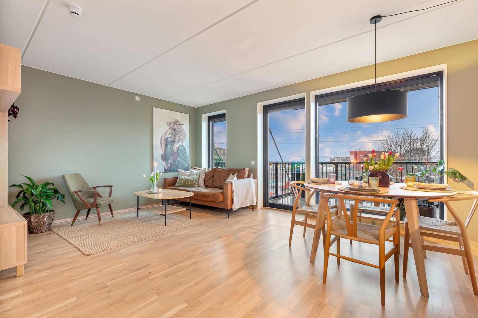 Lys og åpen hjørnestue med utgang til 8 m² balkong og ettermiddagssol helt til solnedgang. Galleribilde