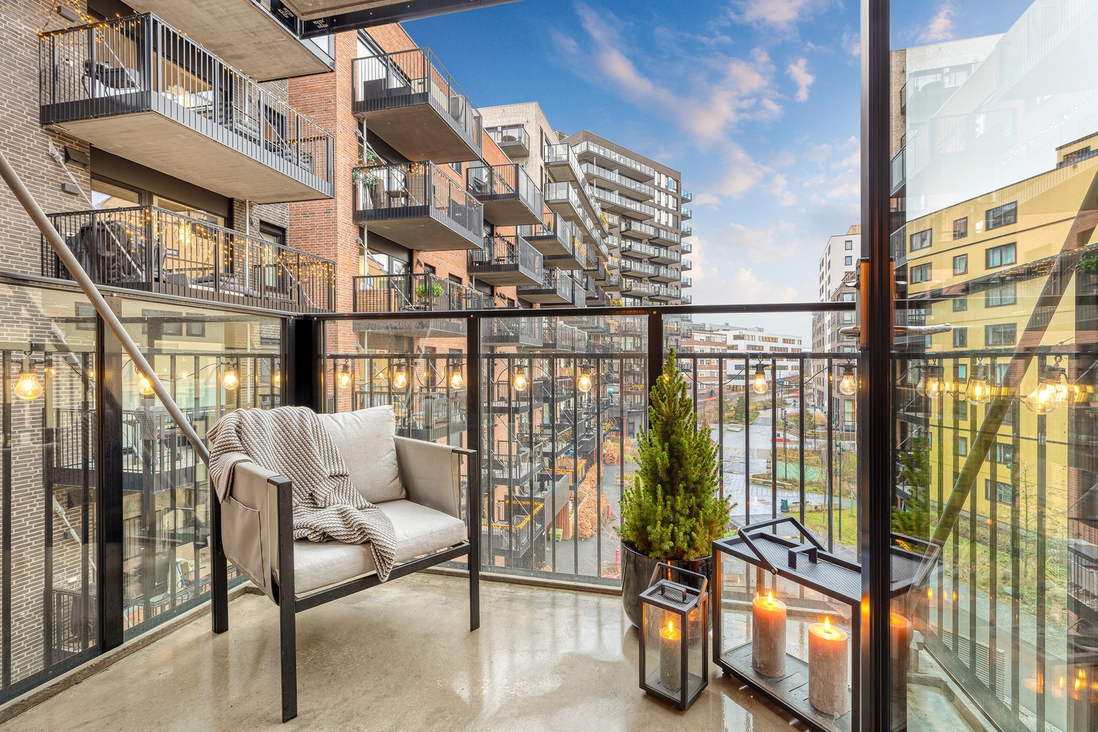 Lun og hyggelig østvendt balkong ut mot fellesarealer. Galleribilde