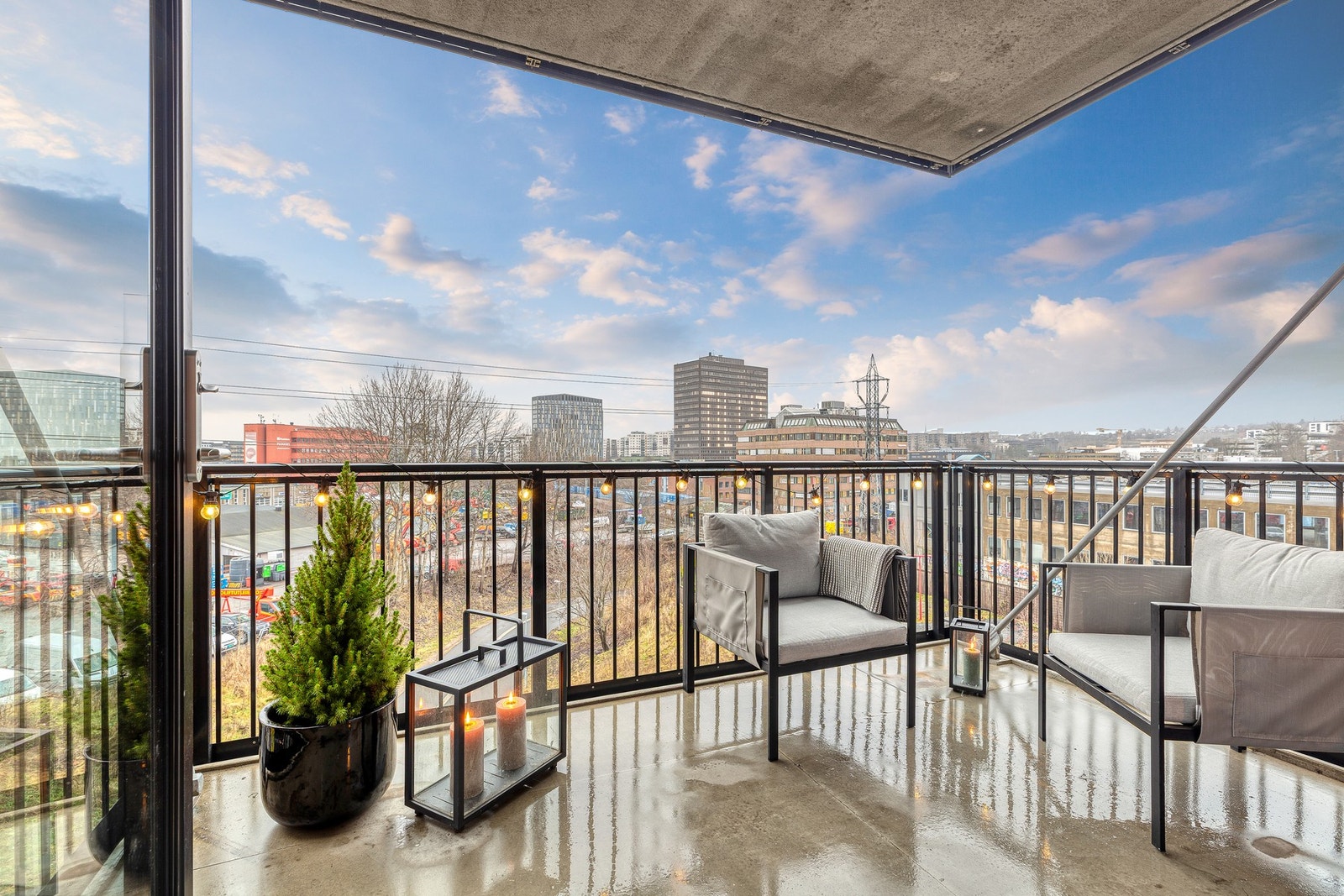 8 m² solrik balkong med ettermiddags- og kveldssol helt til solnedgang Galleribilde