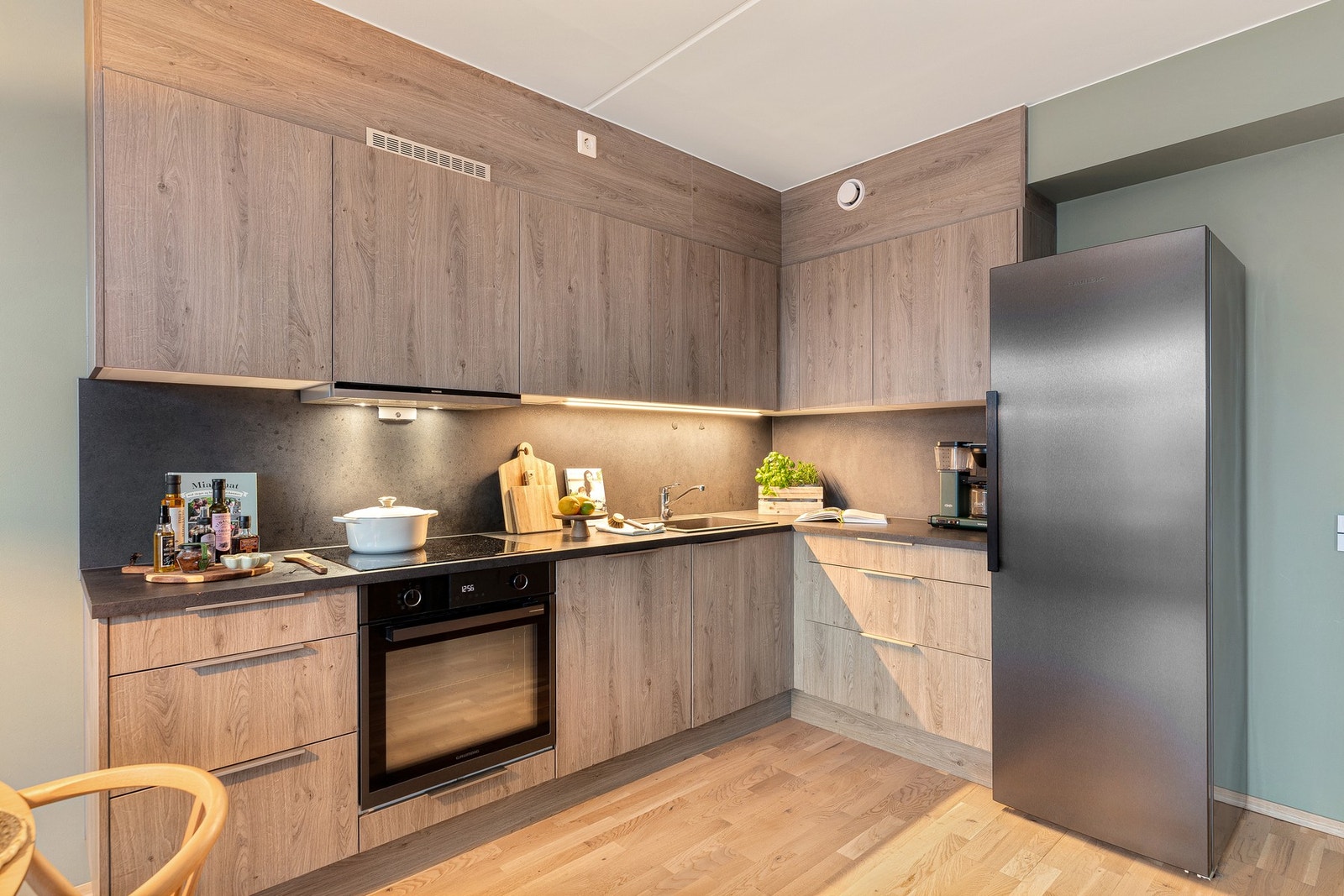 Moderne kjøkken fra 2022 med integrert ovn, platetopp og oppvaskmaskin. God benke og skapplass. Galleribilde