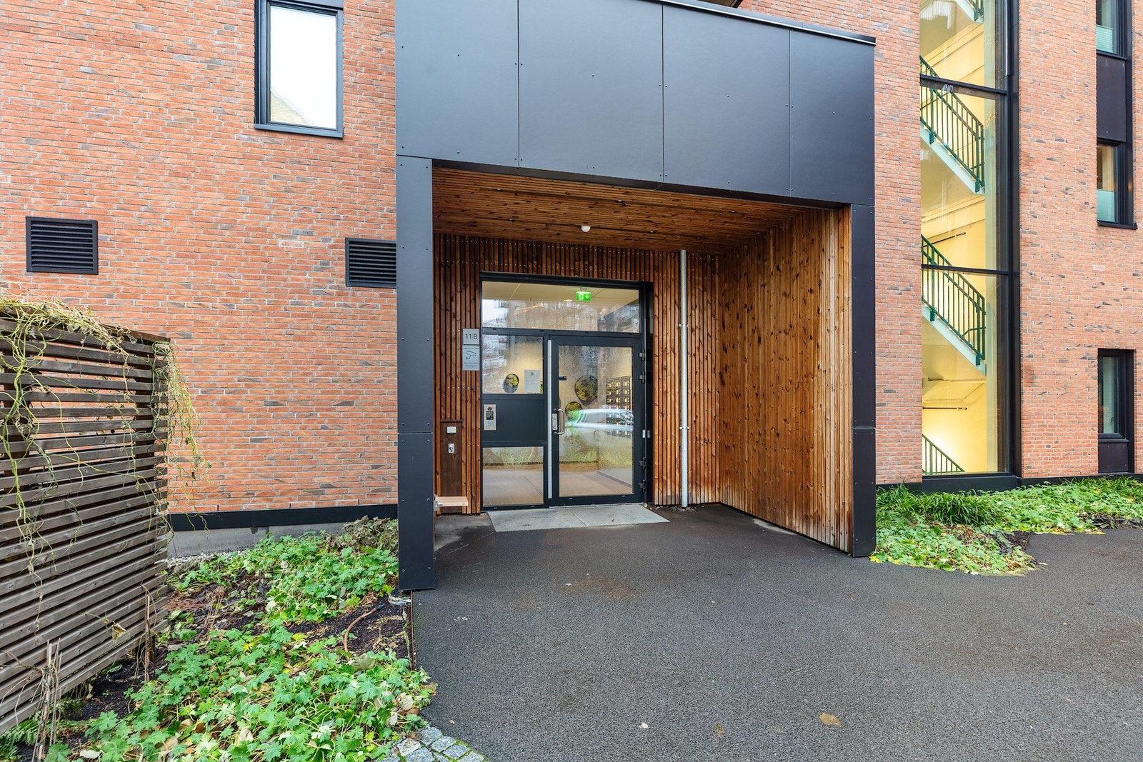 Moderne inngangsparti med digitalt calling system, digital styretavle og heis Galleribilde