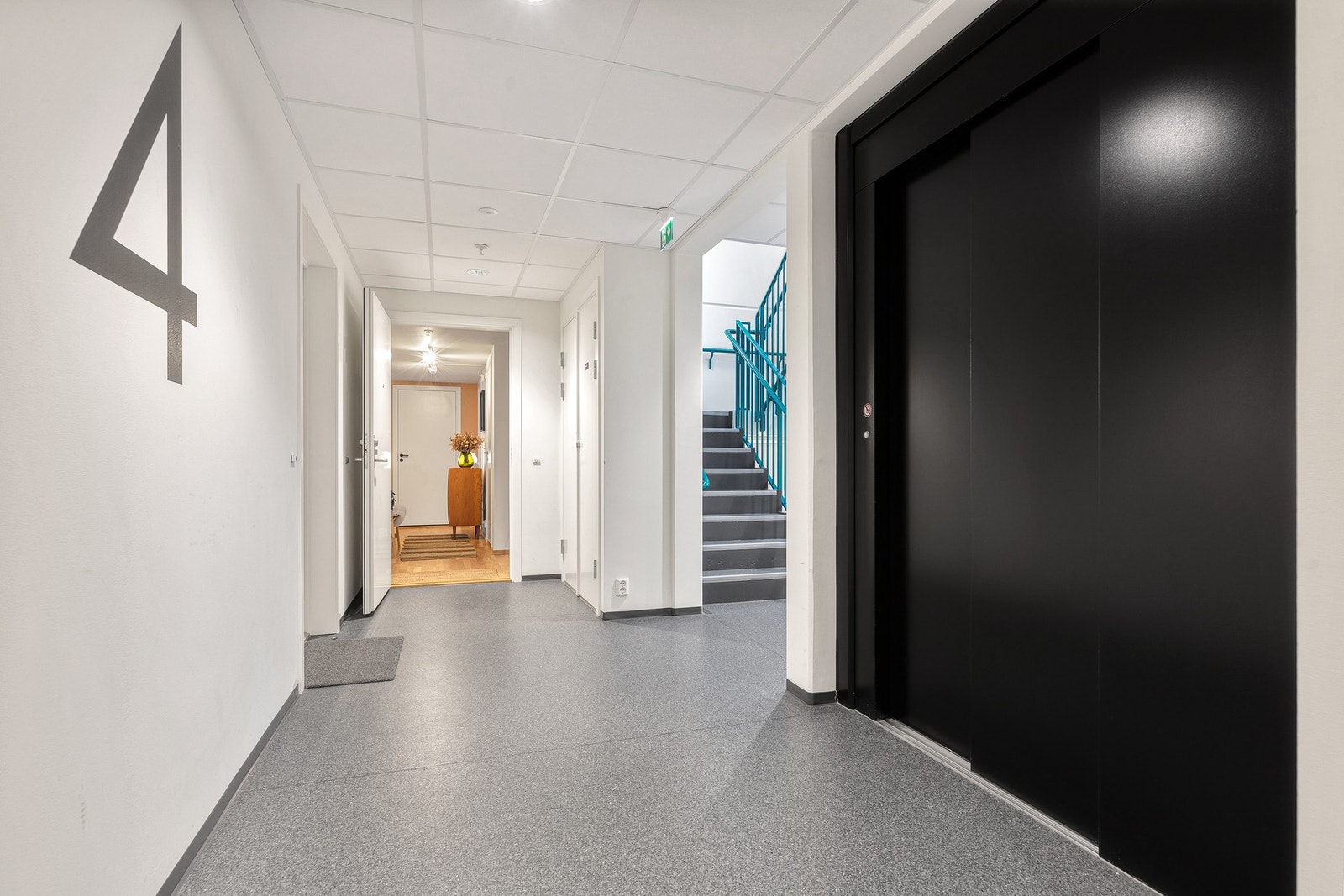 Praktisk adkomst med heis direkte opp til 4. etasje. Galleribilde