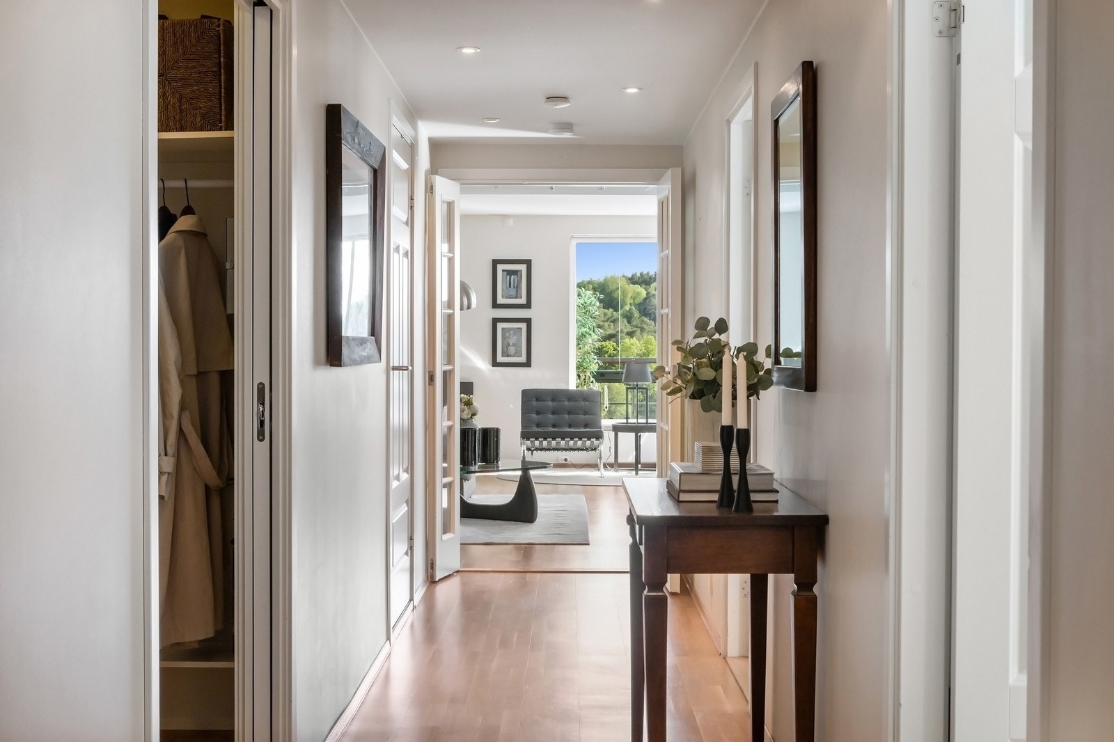 Gang/entre med garderobe og bod Galleribilde