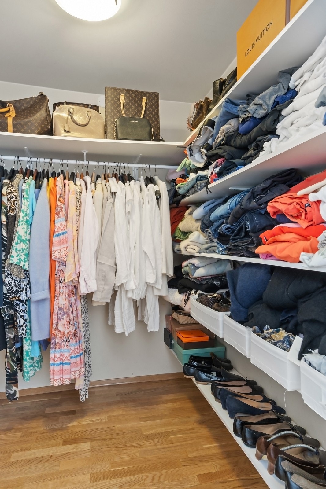 Walk-in closet på masterbedroom. Galleribilde